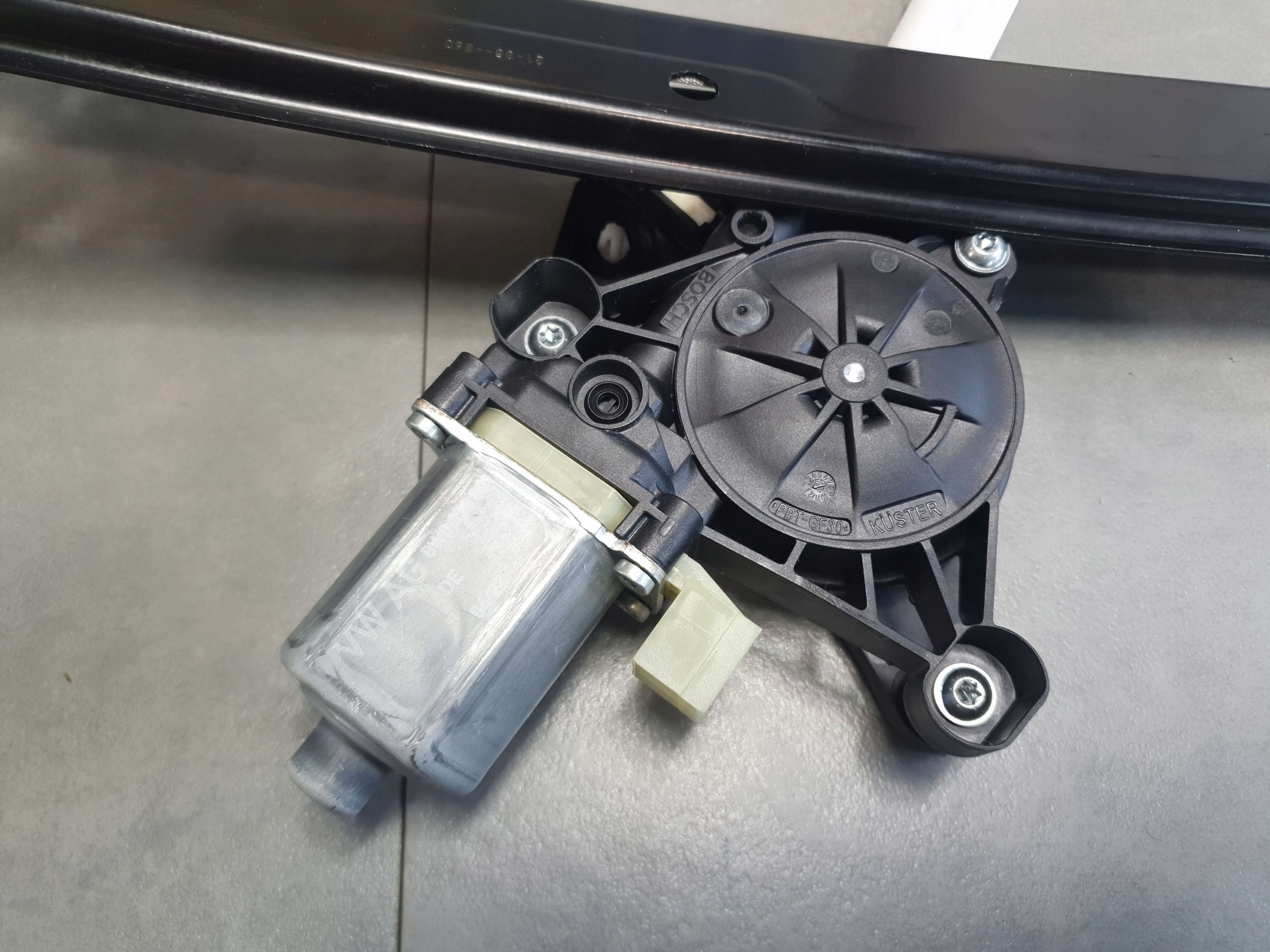 Audi Q8 window regulator z silniczkiem right front 4M8837462A