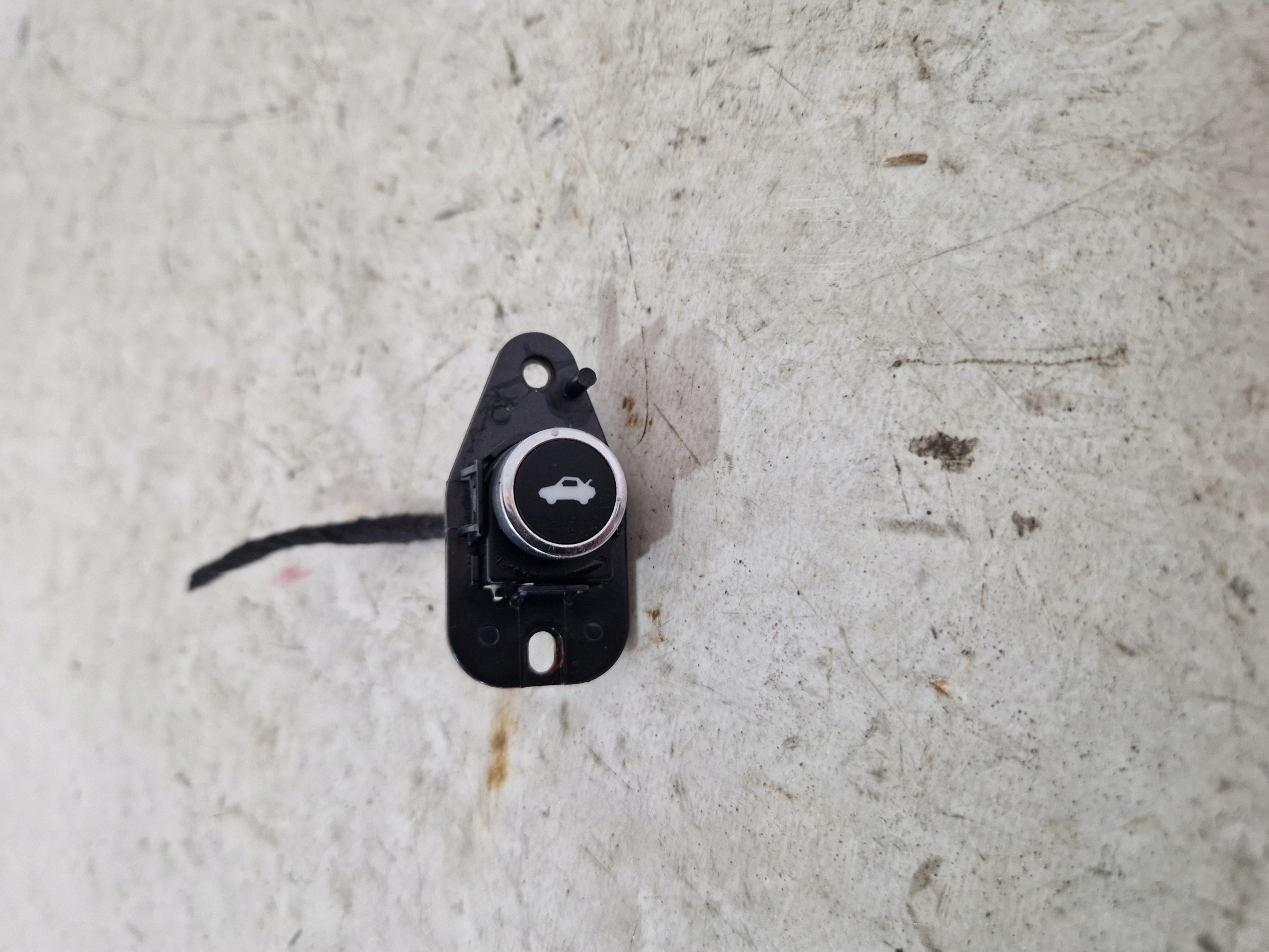original DODGE CHARGER 2015- bouton pour l'ouverture du capot 68141864AA