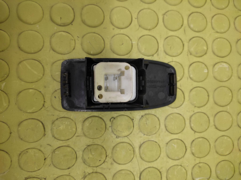 MITSUBISHI PAJERO 3 window control switch MR444892
