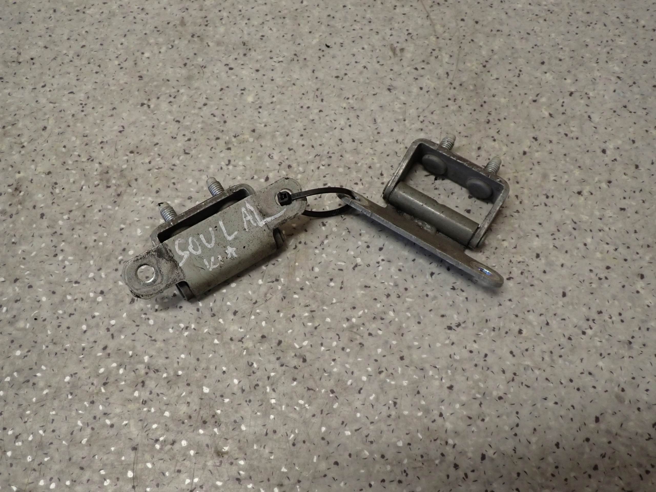 KIA SOUL I 09 13 ZAWIASY KLAPY BAGAZNIKA KOMPLET