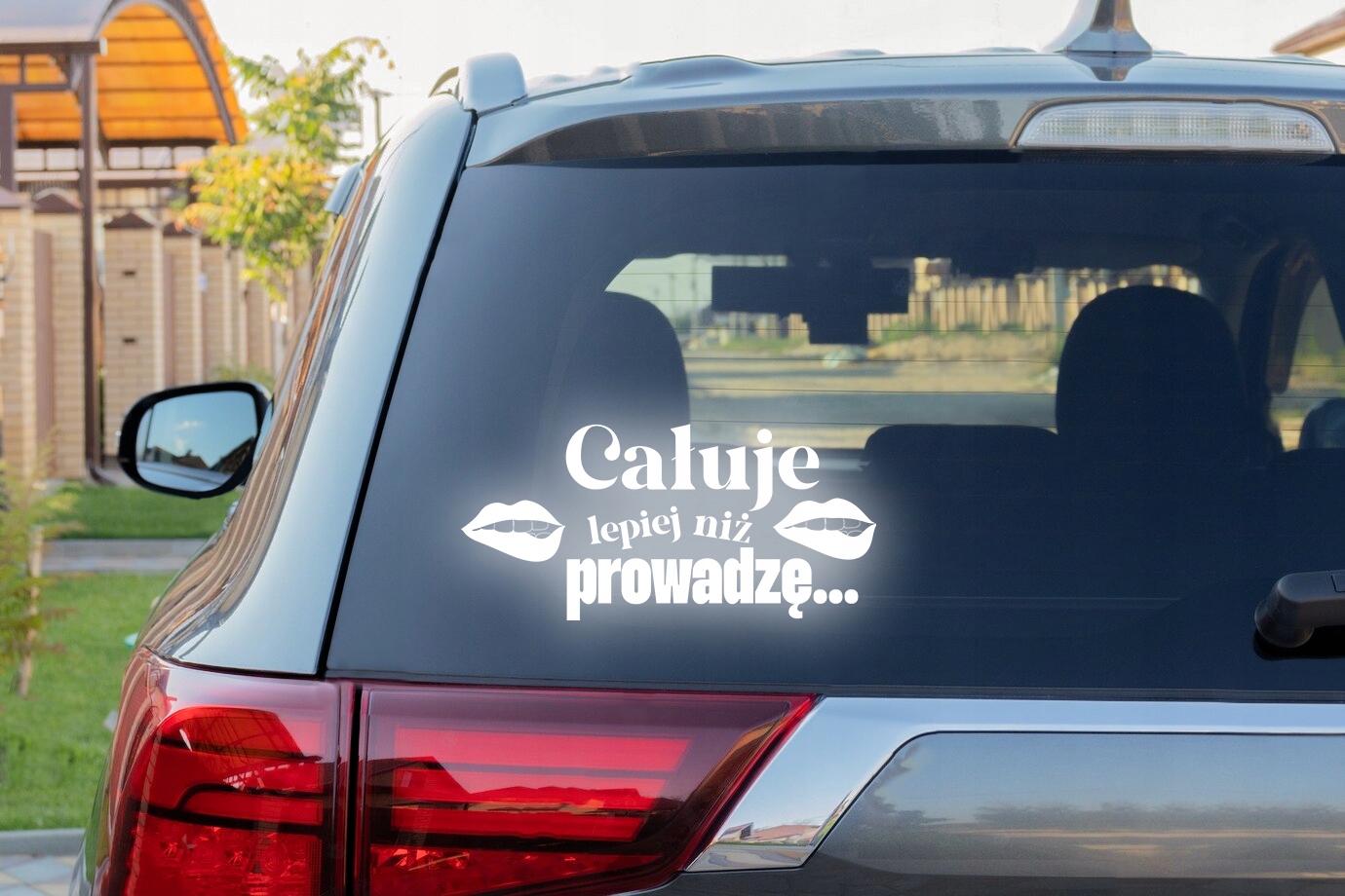 CAŁUJĘ LEPIEJ NIŻ PROWADZĘ - Naklejka na samochód Producent Inny