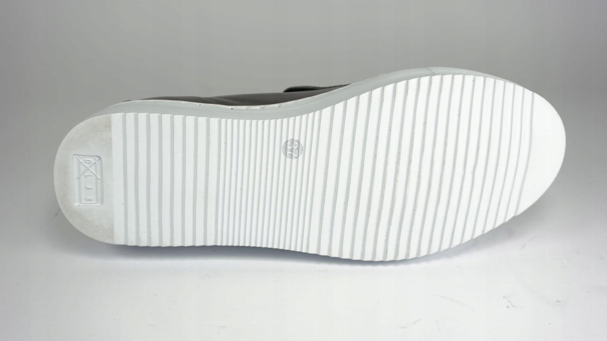 PÓŁBUTY DAMSKIE SLIP-ON NIK 05-0567-11 SZARY R41 Cechy dodatkowe brak