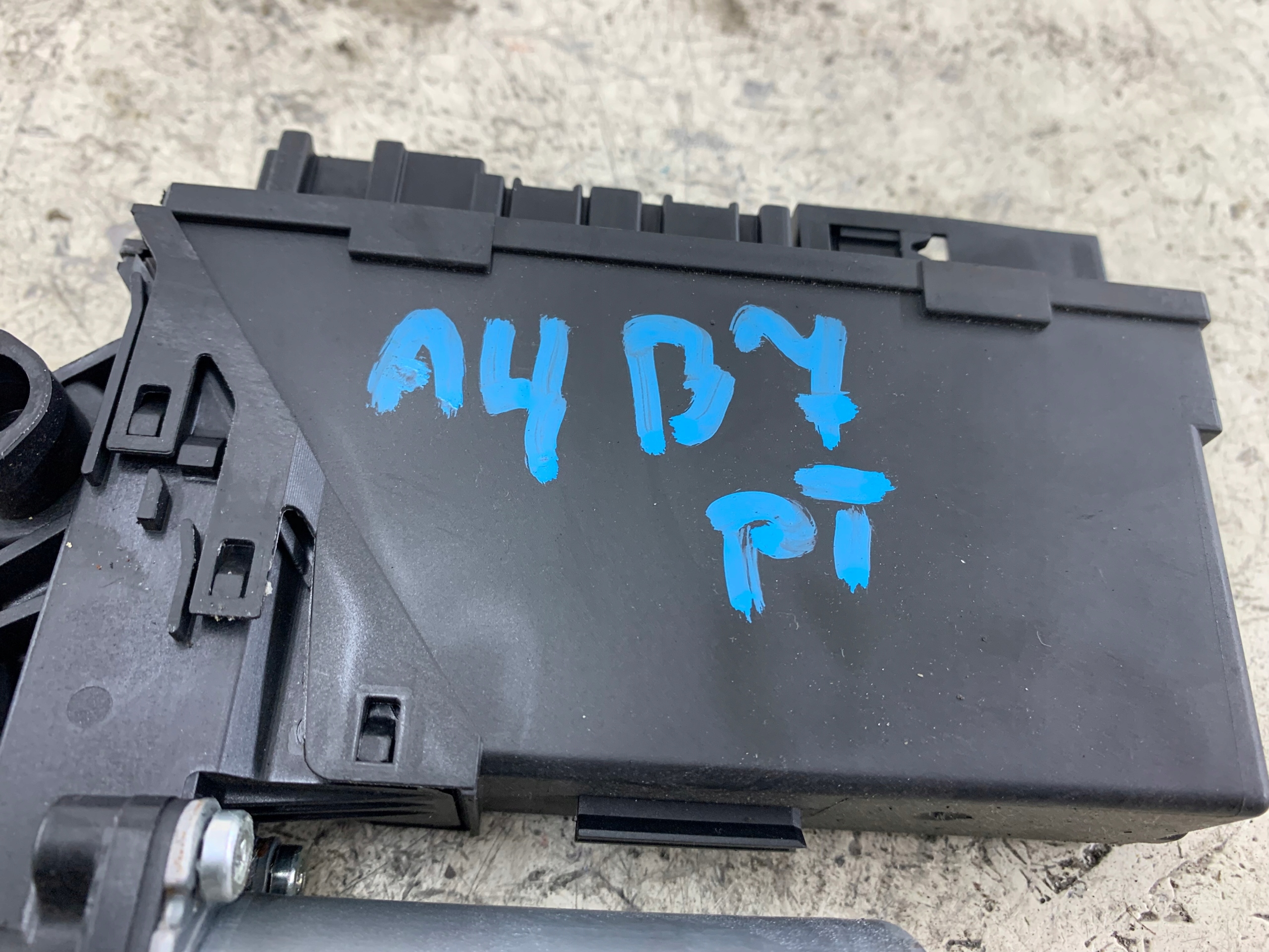 AUDI A4 B6 B7 mini motor windows right rear part 8E0959802A