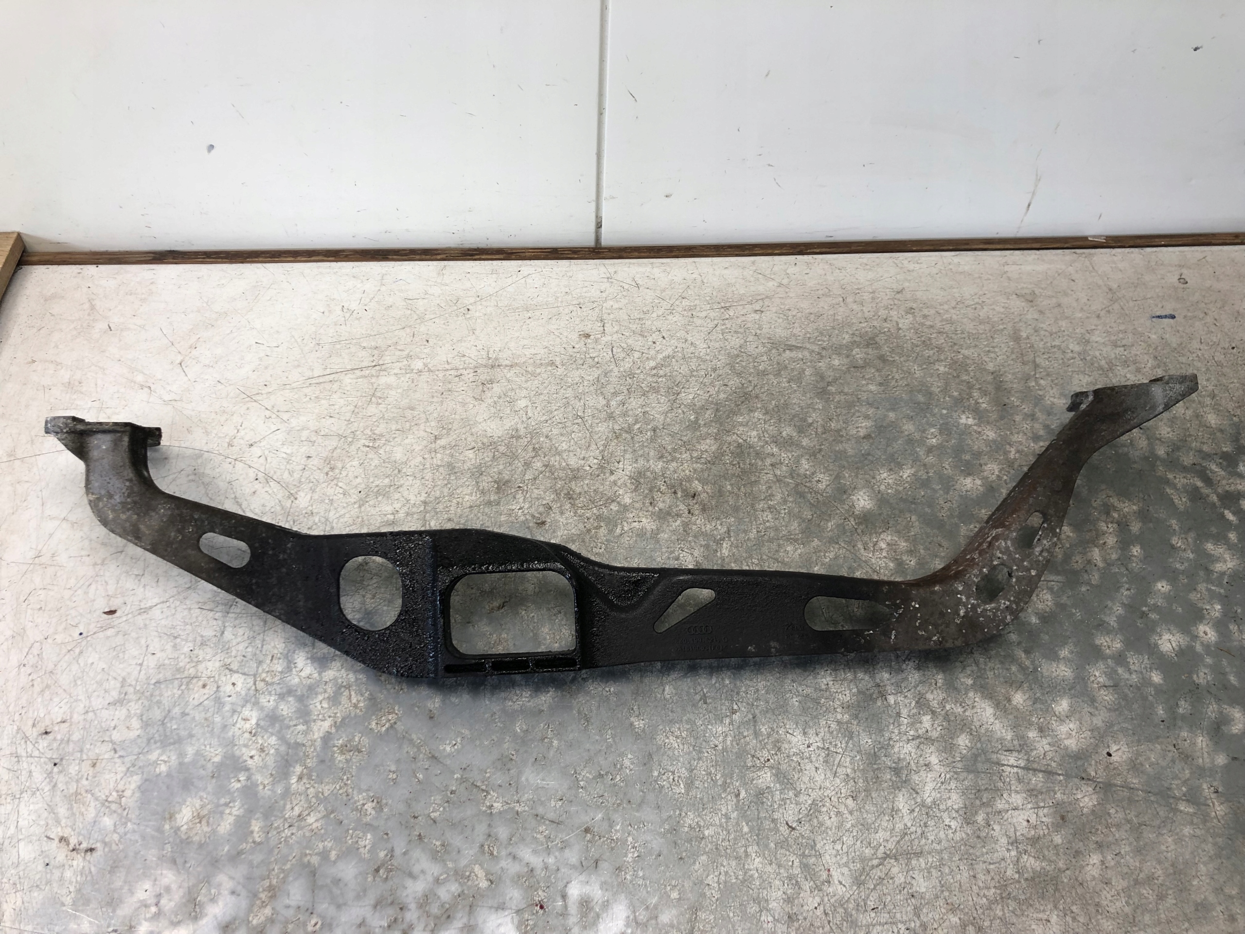 console sider of the engine AUDI A4 B8 8K0199521Q