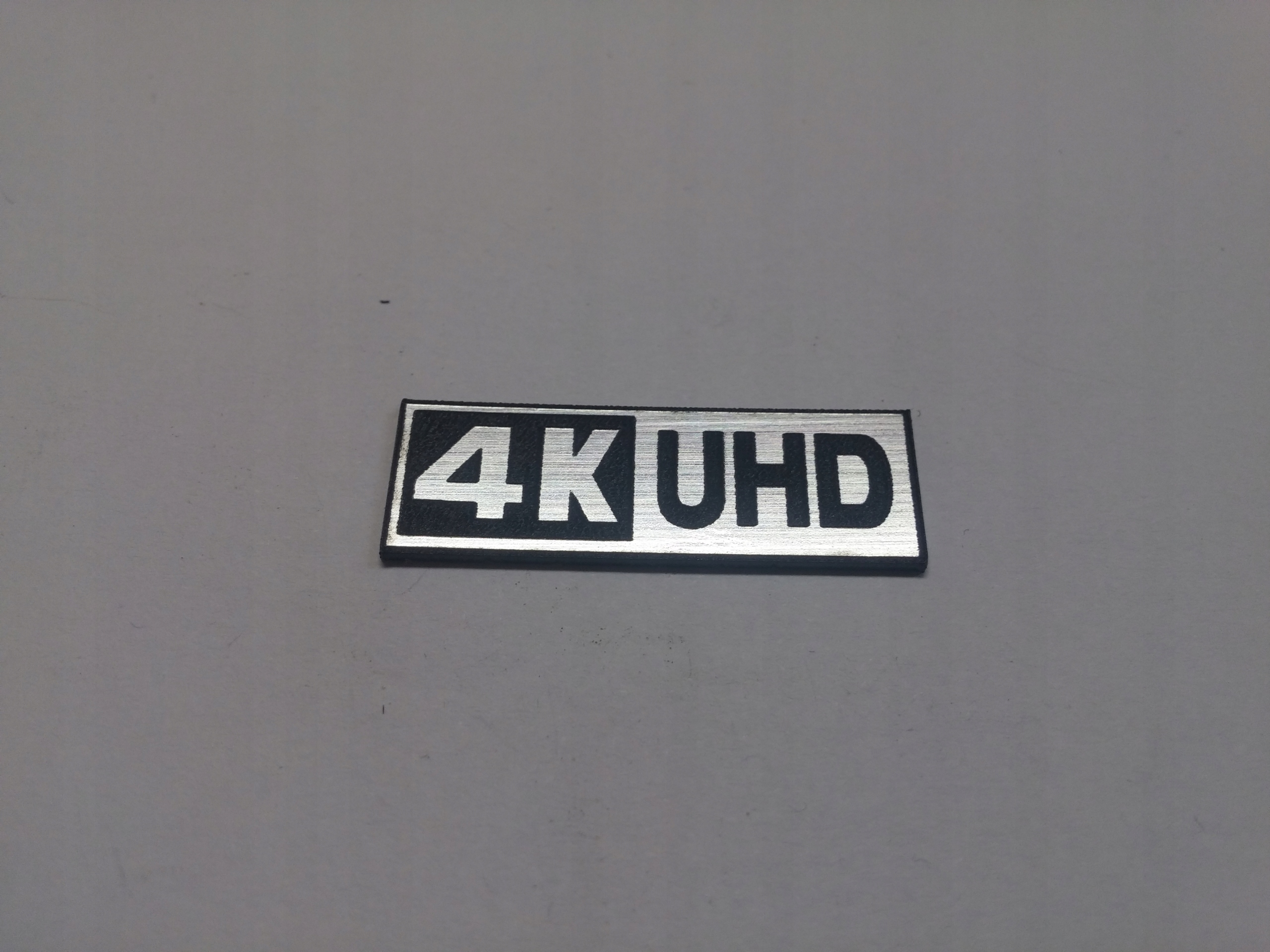 

4K Uhd naklejka emblemat 30 x 10 mm *srebrna