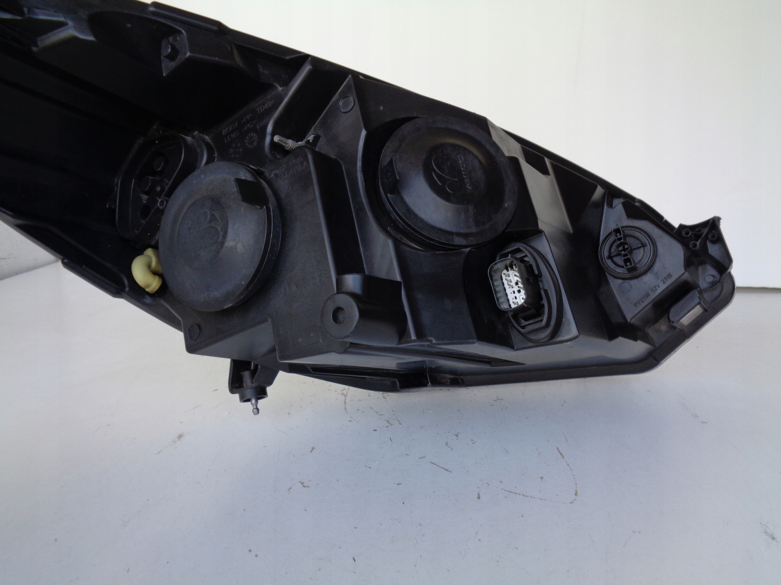 light left REFLEKTOR FORD FIESTA MK8 17