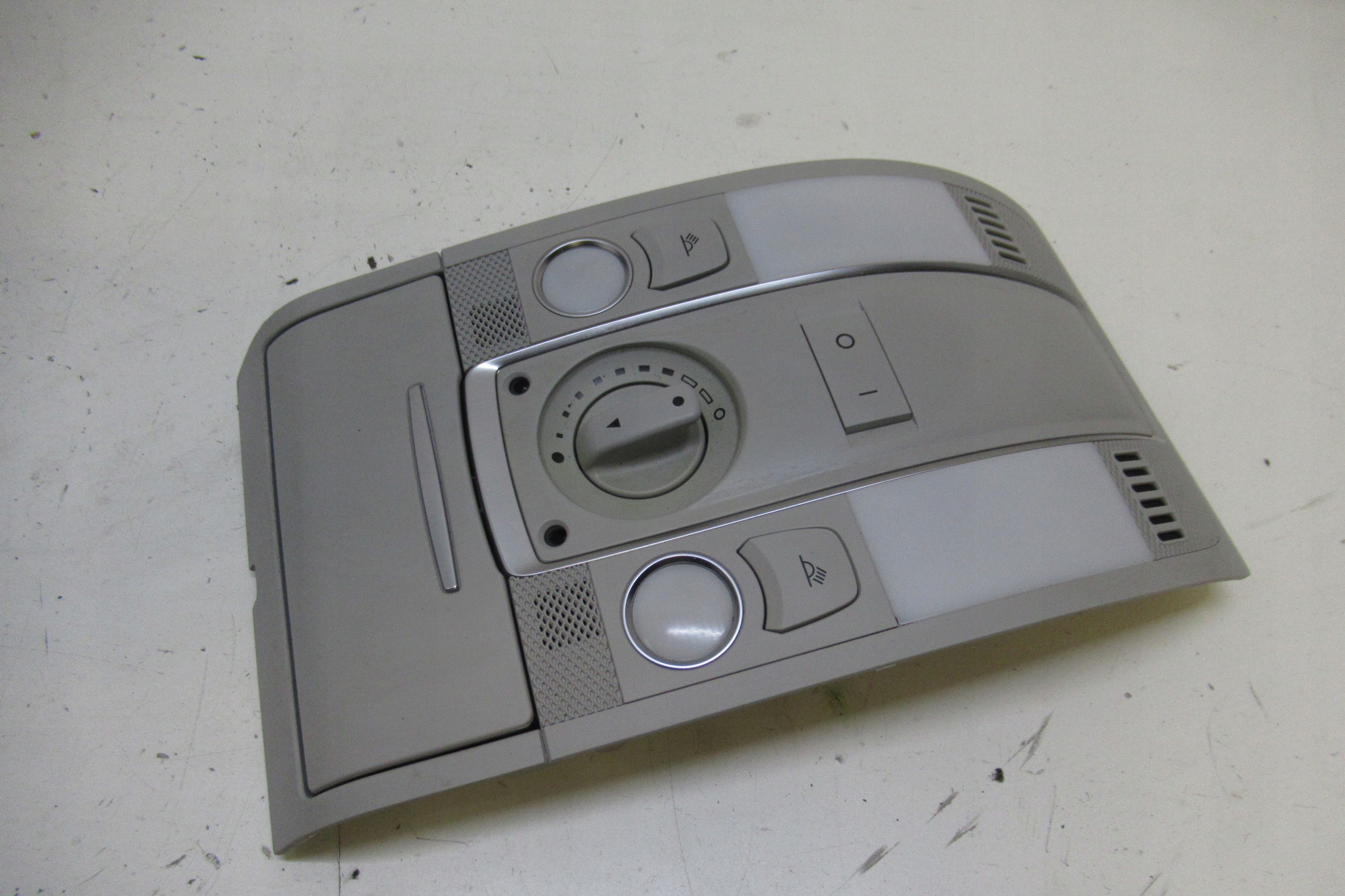 AUDI A6 C6 light OSWIETLENIE cabs 4F0947135BT