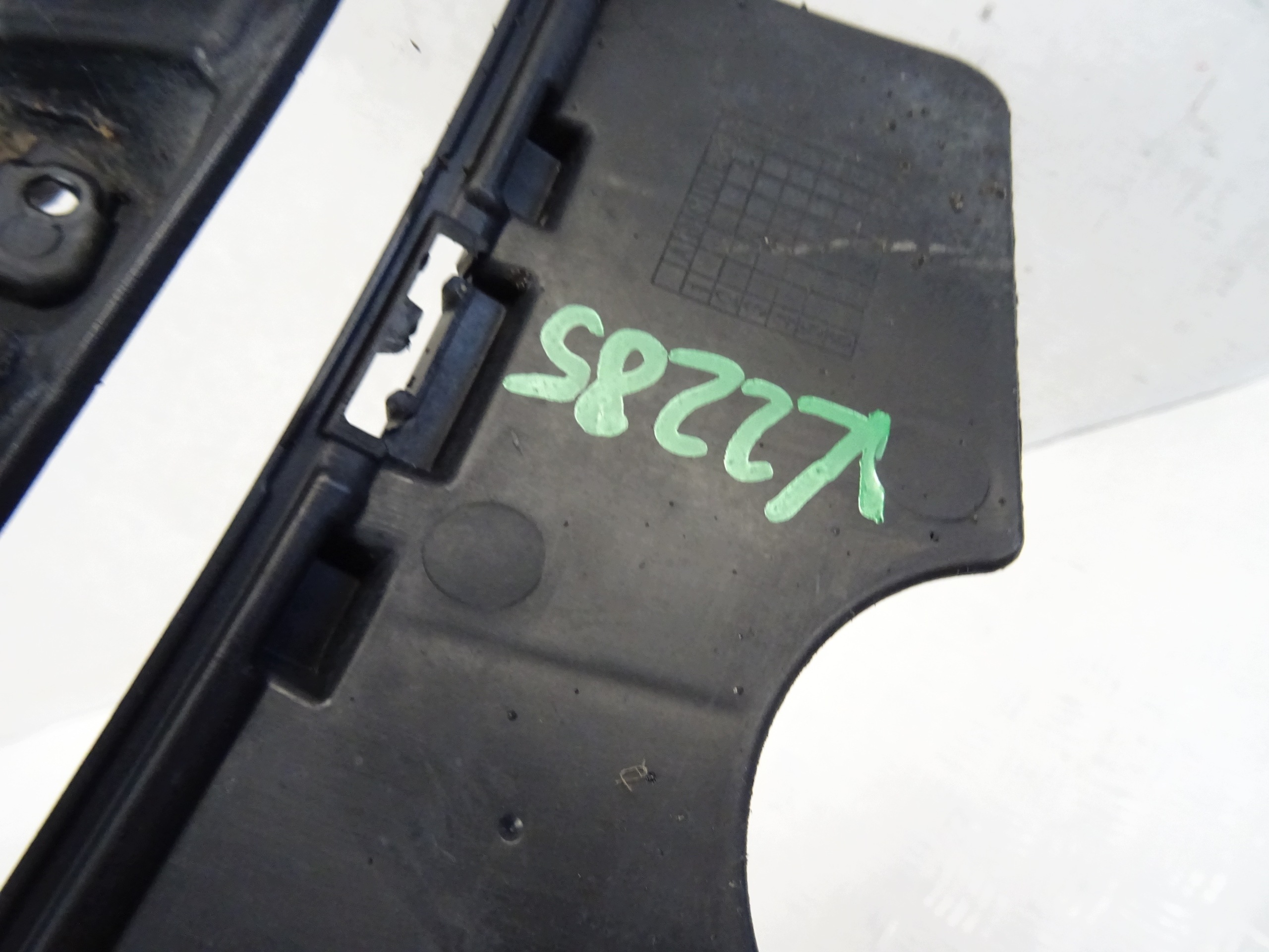 grid of a bumper left front JAGUAR F-PACE X761 MK83-8B290-CA