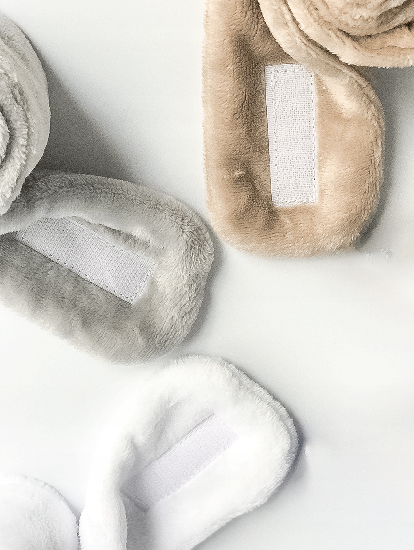 OPASKA KOSMETYCZNA DO WŁOSÓW PLUSZOWA NA RZEP CZARNA CHILA Kolor dominujący czarny