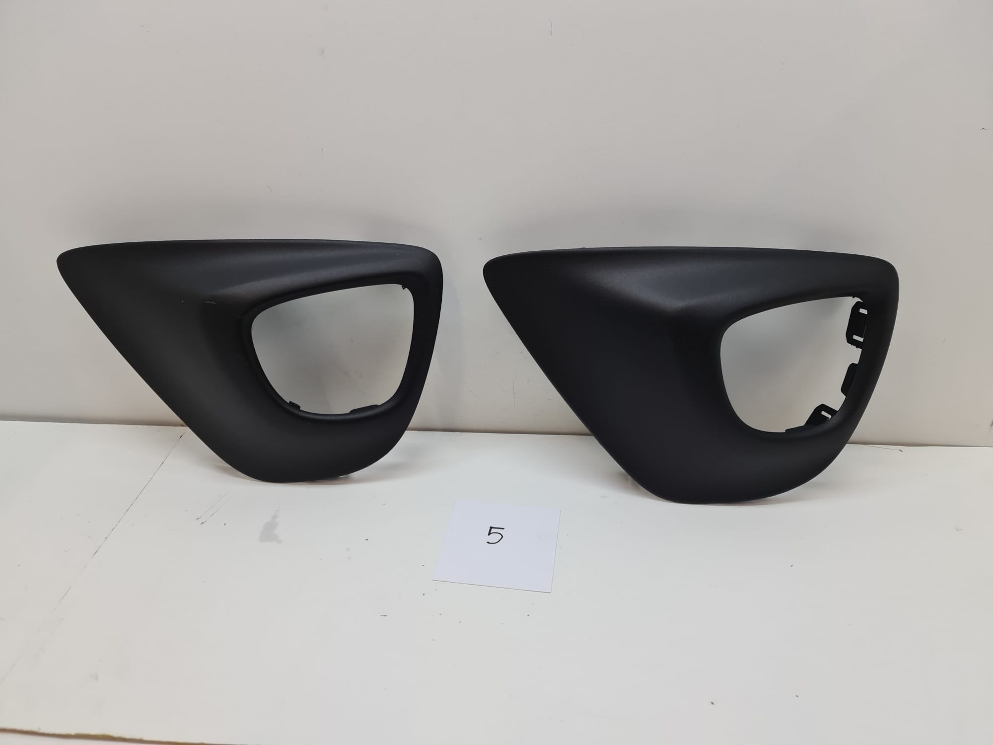 261A20443R - РЕШЕТКА ГАЛОГЕННАЯ КРЫШКА ПРАВАЯ OPEL VIVARO B