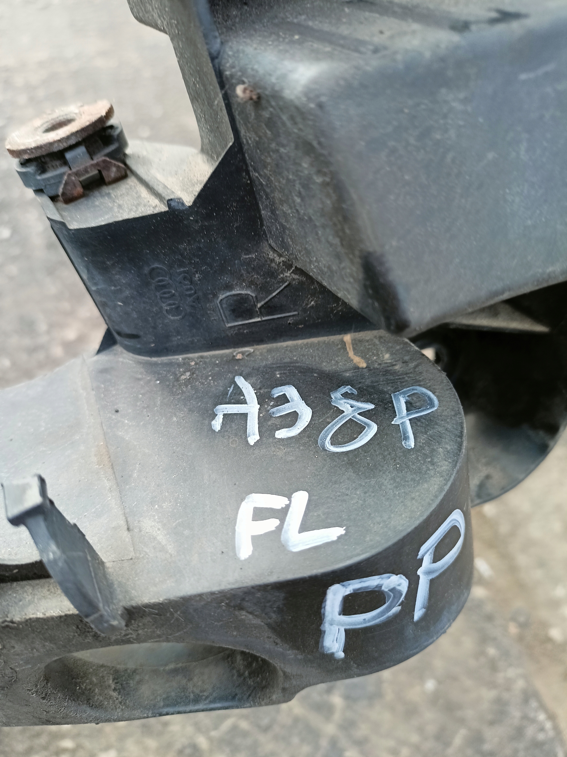SUPPORT FEUX PHARE DROITE AVANT AUDI A3 8P LIFT