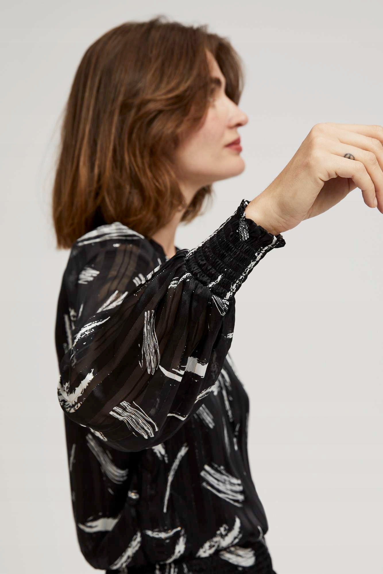 Koszula z wiązanym dekoltem 42 od MOODO Kolor czarny