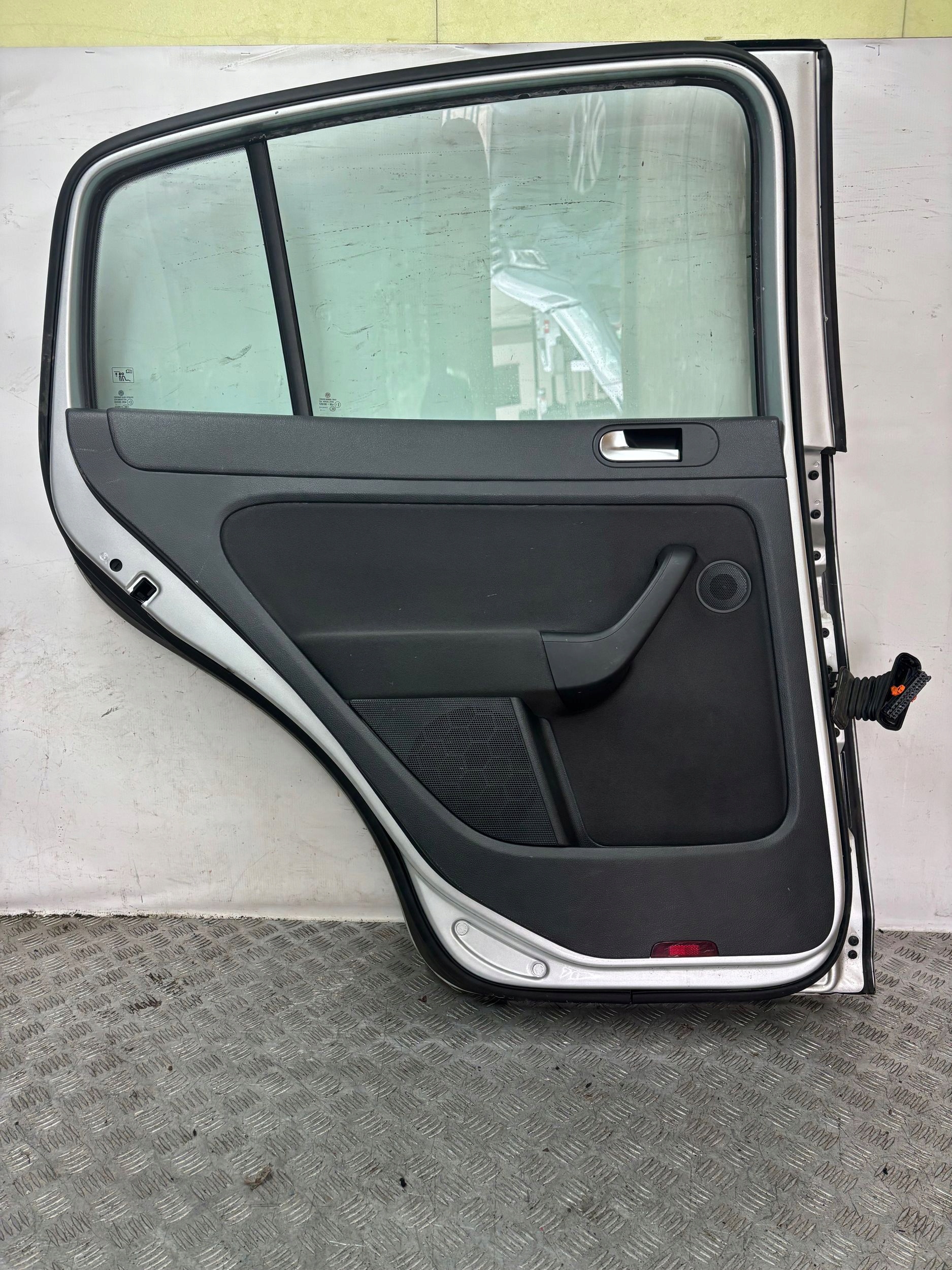door rear part rear. left VW GOLF V VI plus