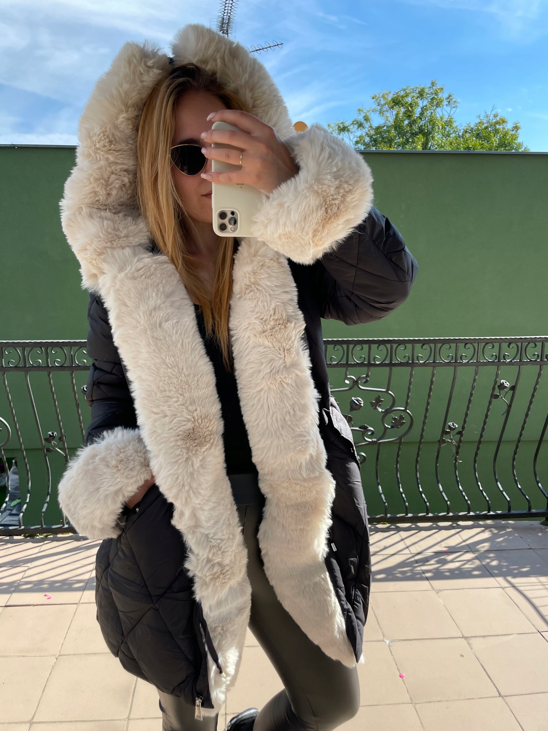Bunda S Objemnou Kožešinou Na Límci, Černá