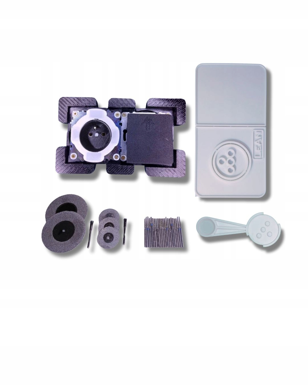 Skrytá zásuvka a samostatný naddoskový spínač do kuchyne, tmavá dlažba