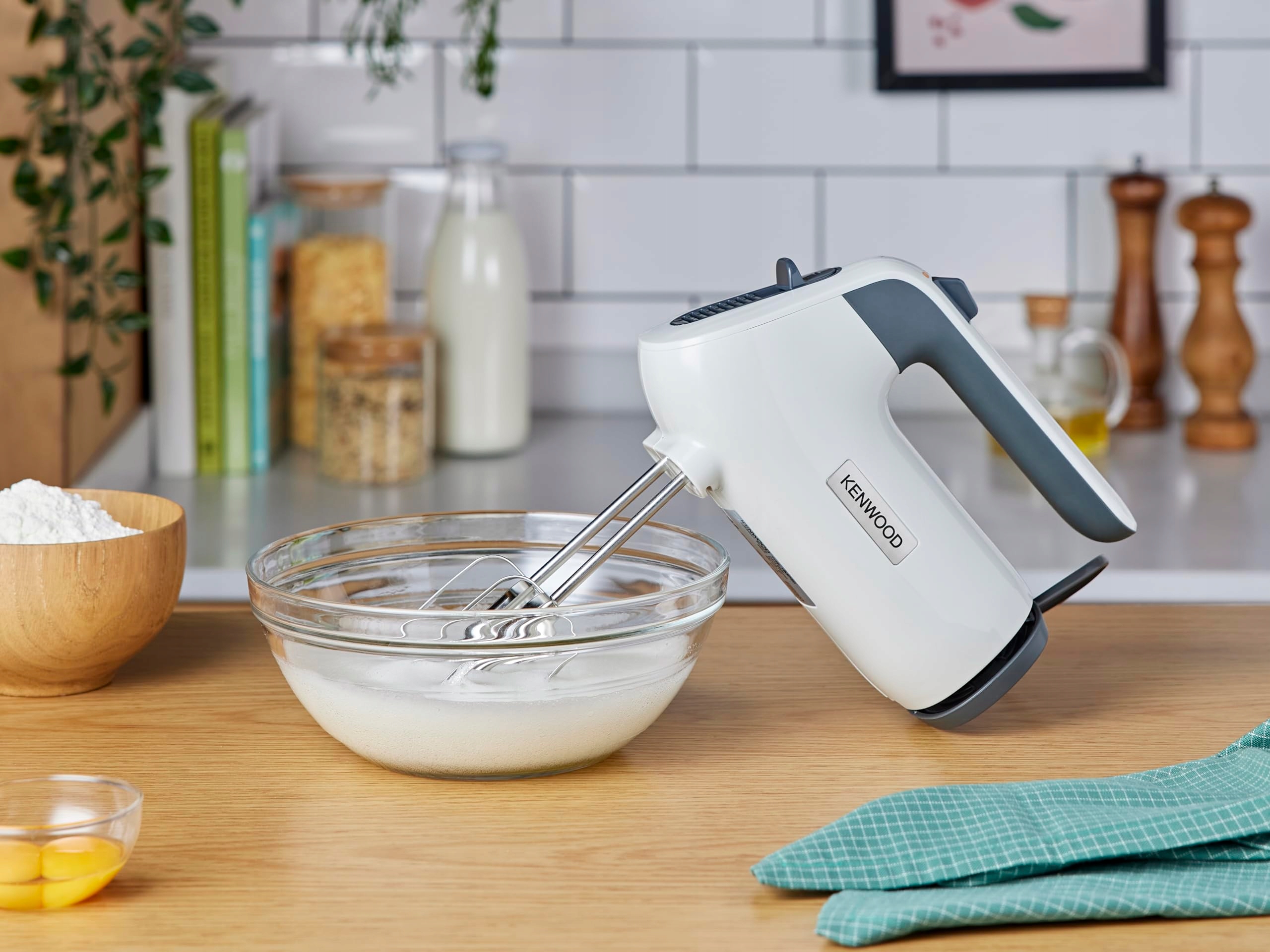 KENWOOD QuickMix Plus Mikser Ręczny 650W Biały Z Hakami I Trzepaczką — miniatura 2