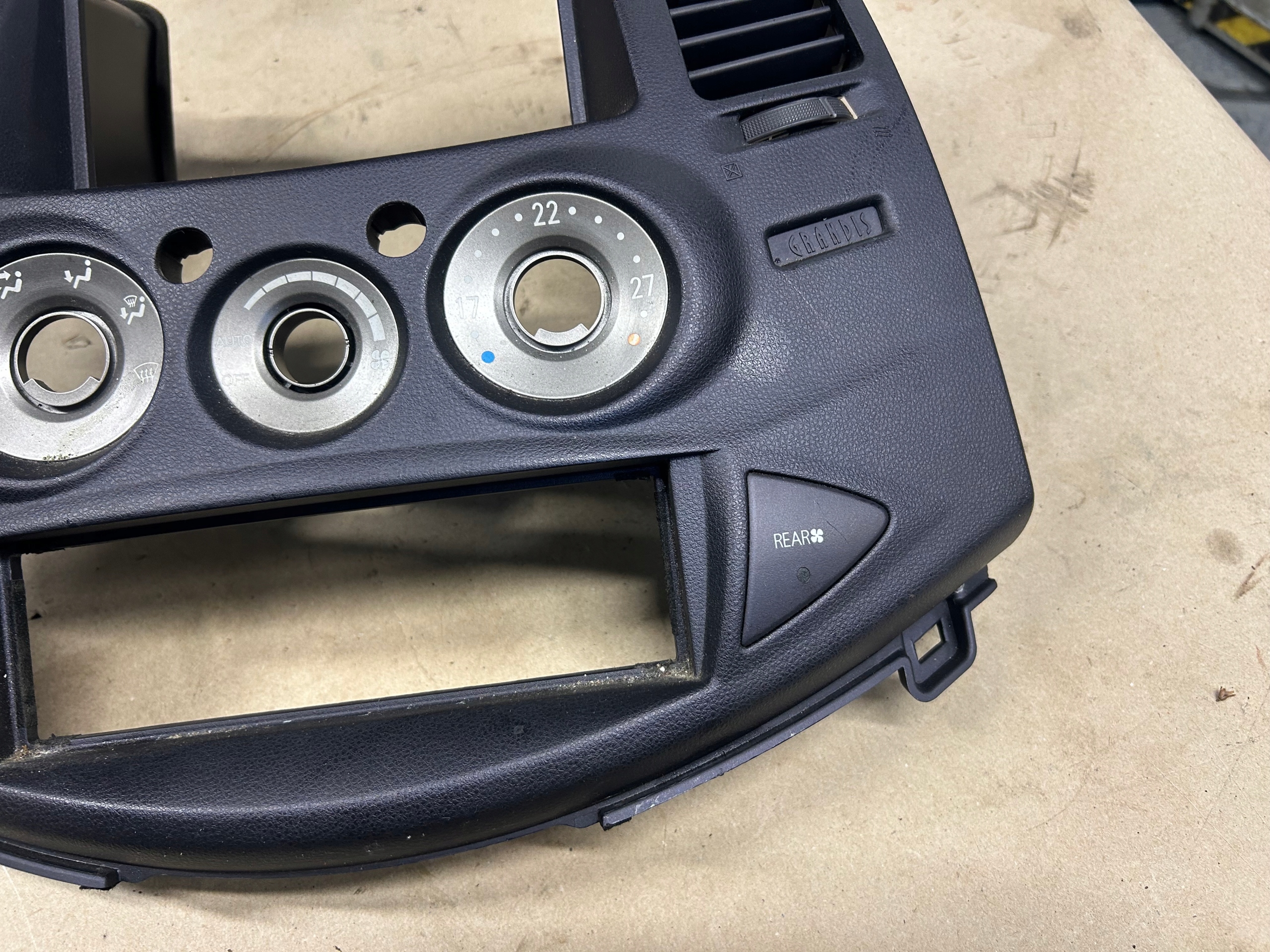 MITSUBISHI GRANDIS console PANEL KRATKI air conditioning devices EUROPA
