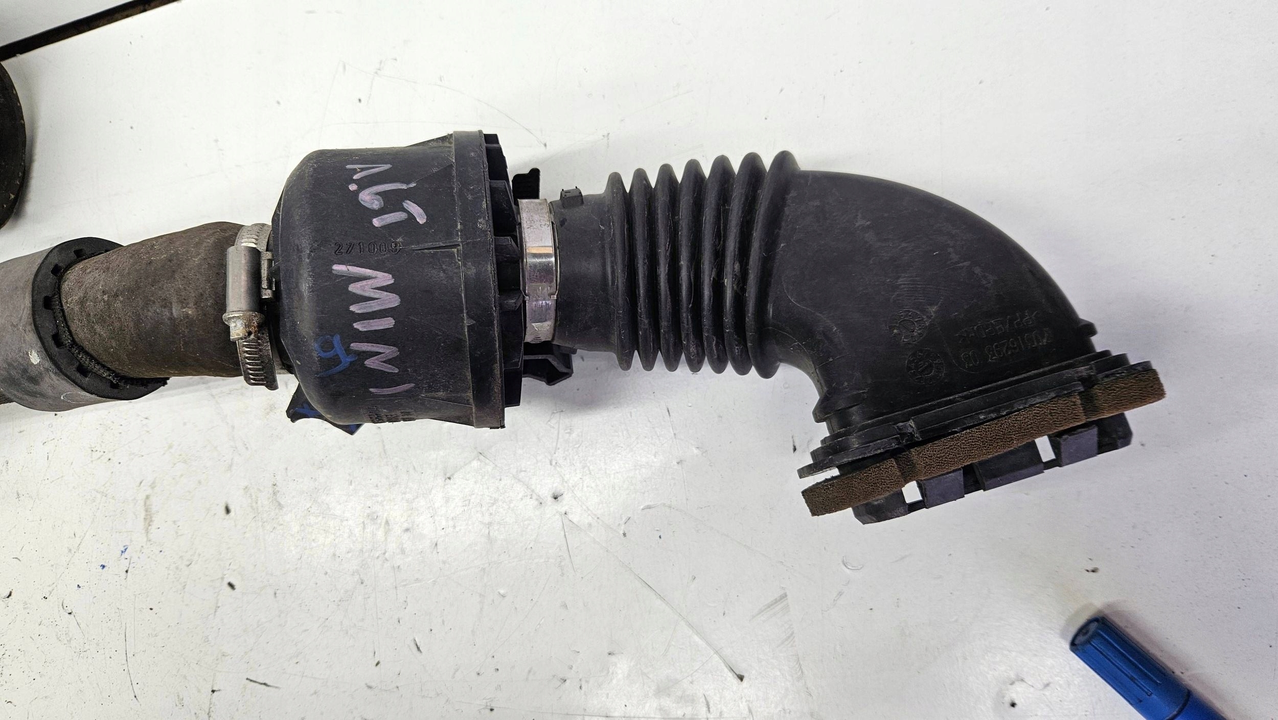 Mini Cooper R56 1.6B hadice intercoolera trouba 2755454