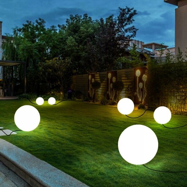 Zapichovacia záhradná lampa na kábli Guľa Ball S, osvetlenie trávnika