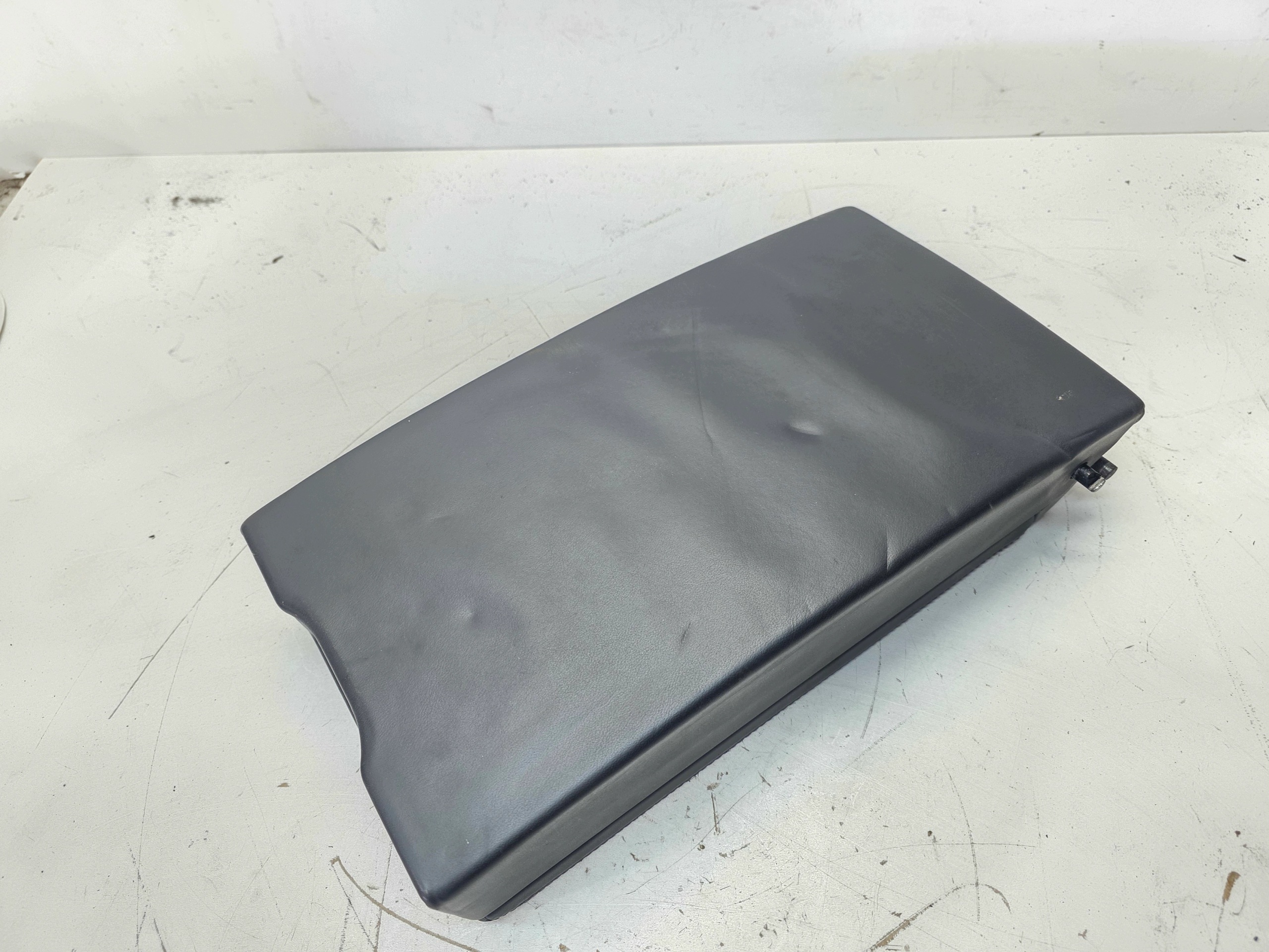 armrest passenger compartment rear seat rear part AUDI A6 C6 leather bracket for KUBKI