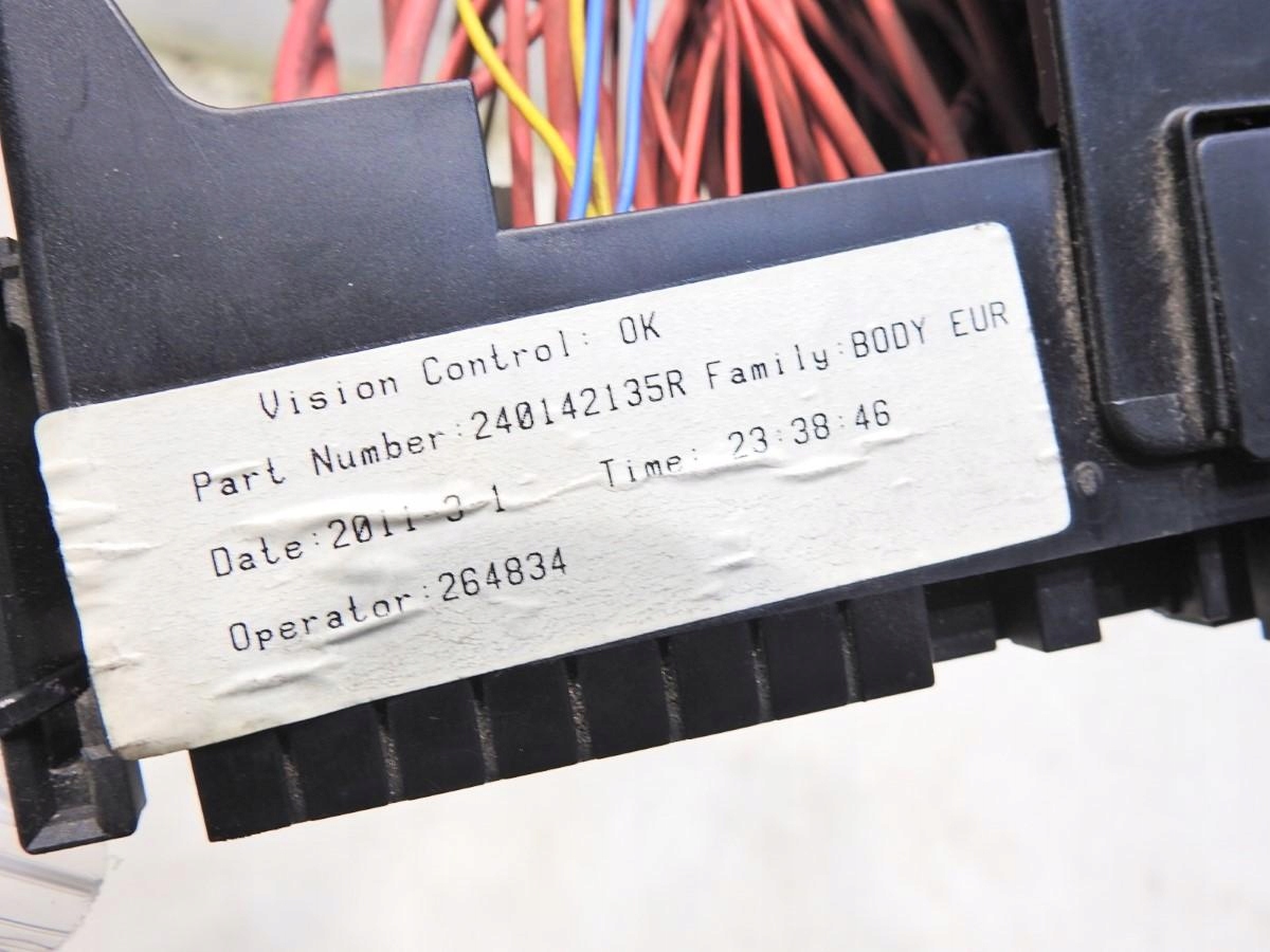 SKRZYNKA BEZPIECZNIKÓW RENAULT LATITUDE 2.0 DCI 240142135R Numer katalogowy części 240142135R