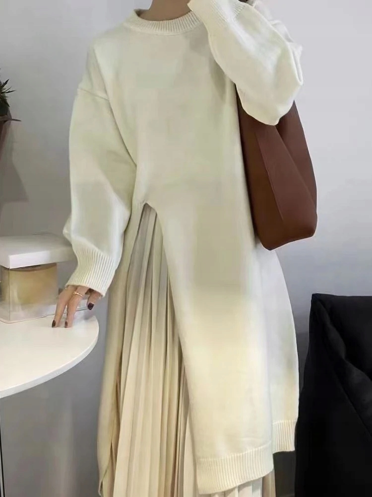 Elastické svetríkové šaty ženského úpletu s výstrihom do O