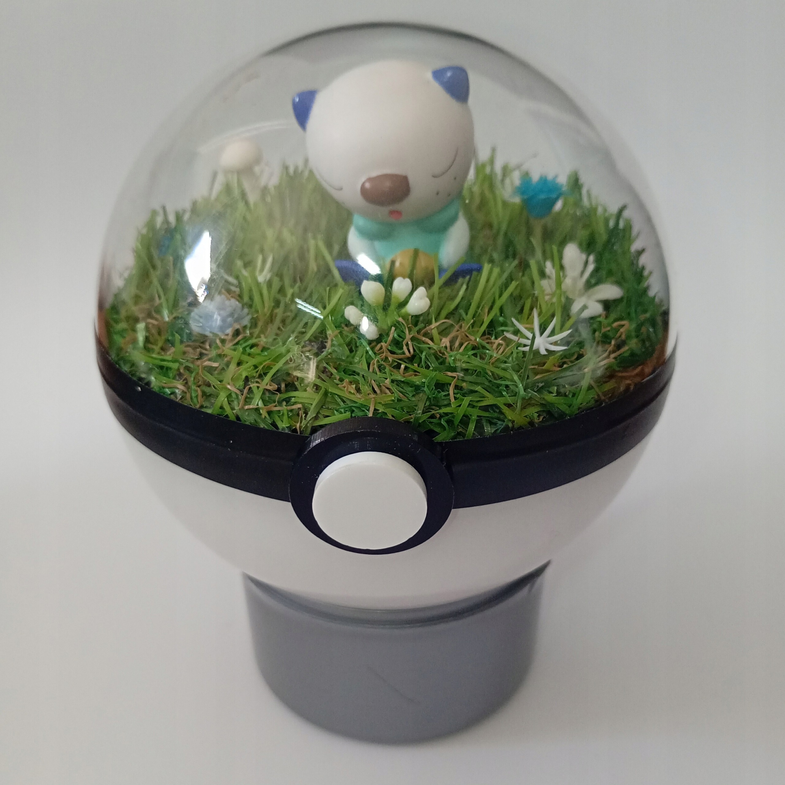 Oshawott – Pokéball Terárium, Unikátní Ručně Vyrobené Diorama Pokémon, 10 CM