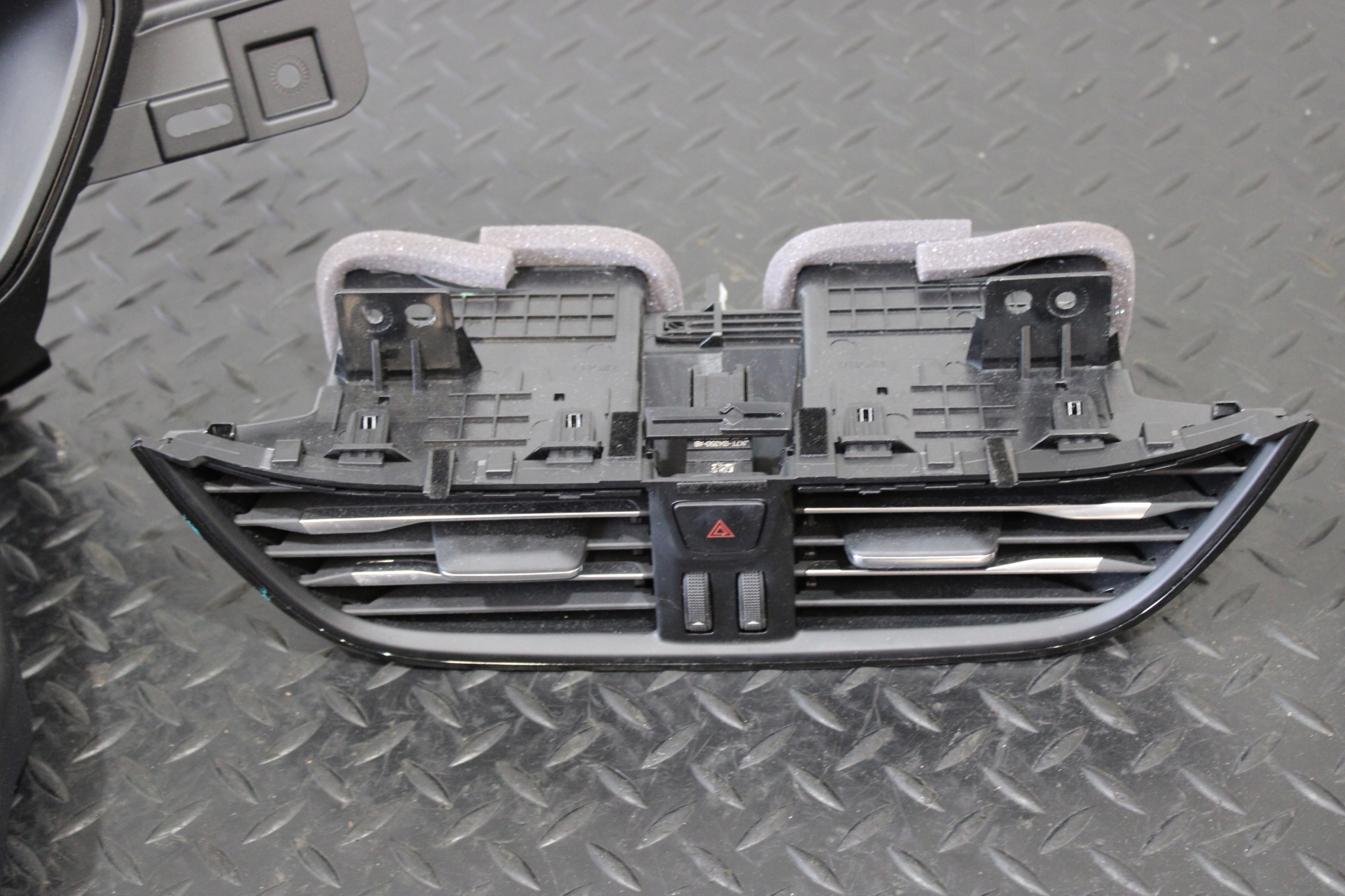 RÁM DEKOR budíku NAWIEWY KRATKI FORD KUGA MK3