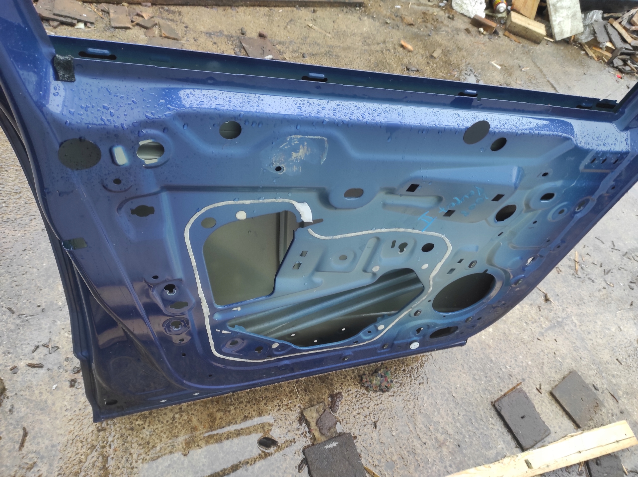 Peugeot 3008 and door left front front blue