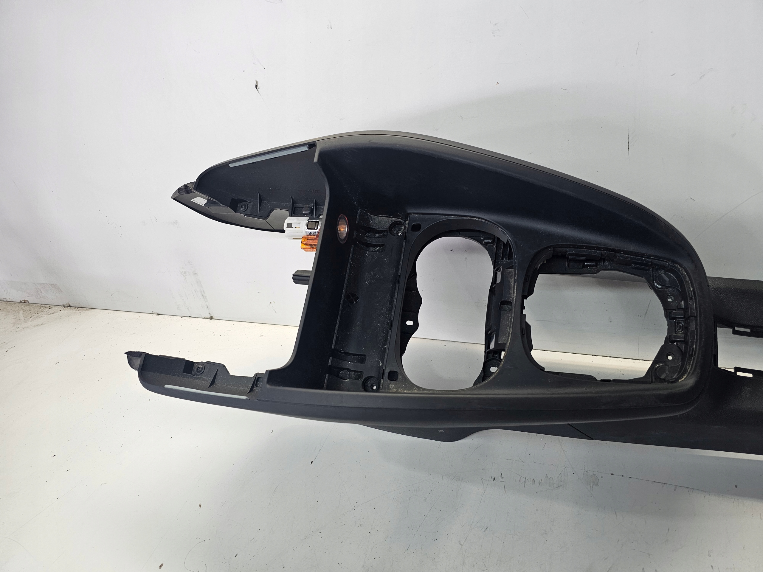 TUNEL mitte AUDI A1 8X LIFT 8X0863240C