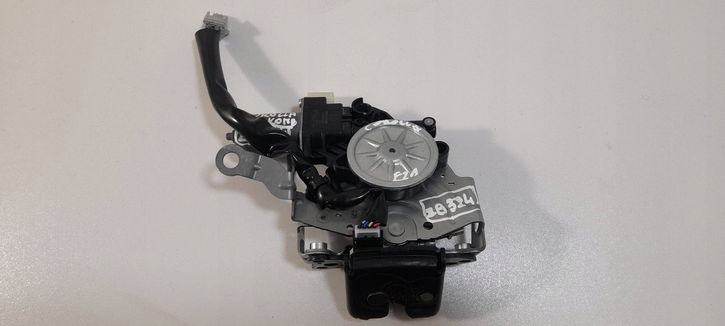 Toyota Corolla E21 Kombi lock bonnet boot 1638000790 (ZB324)