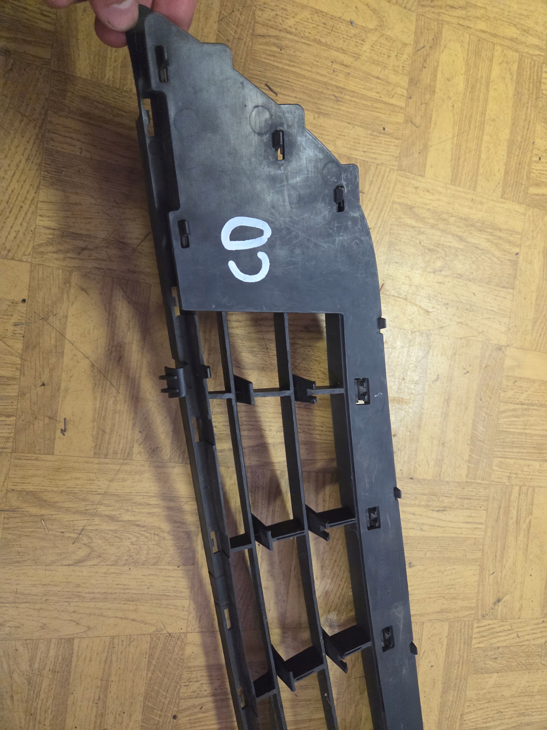 grid of a bumper front central OPEL CORSA D 13179958