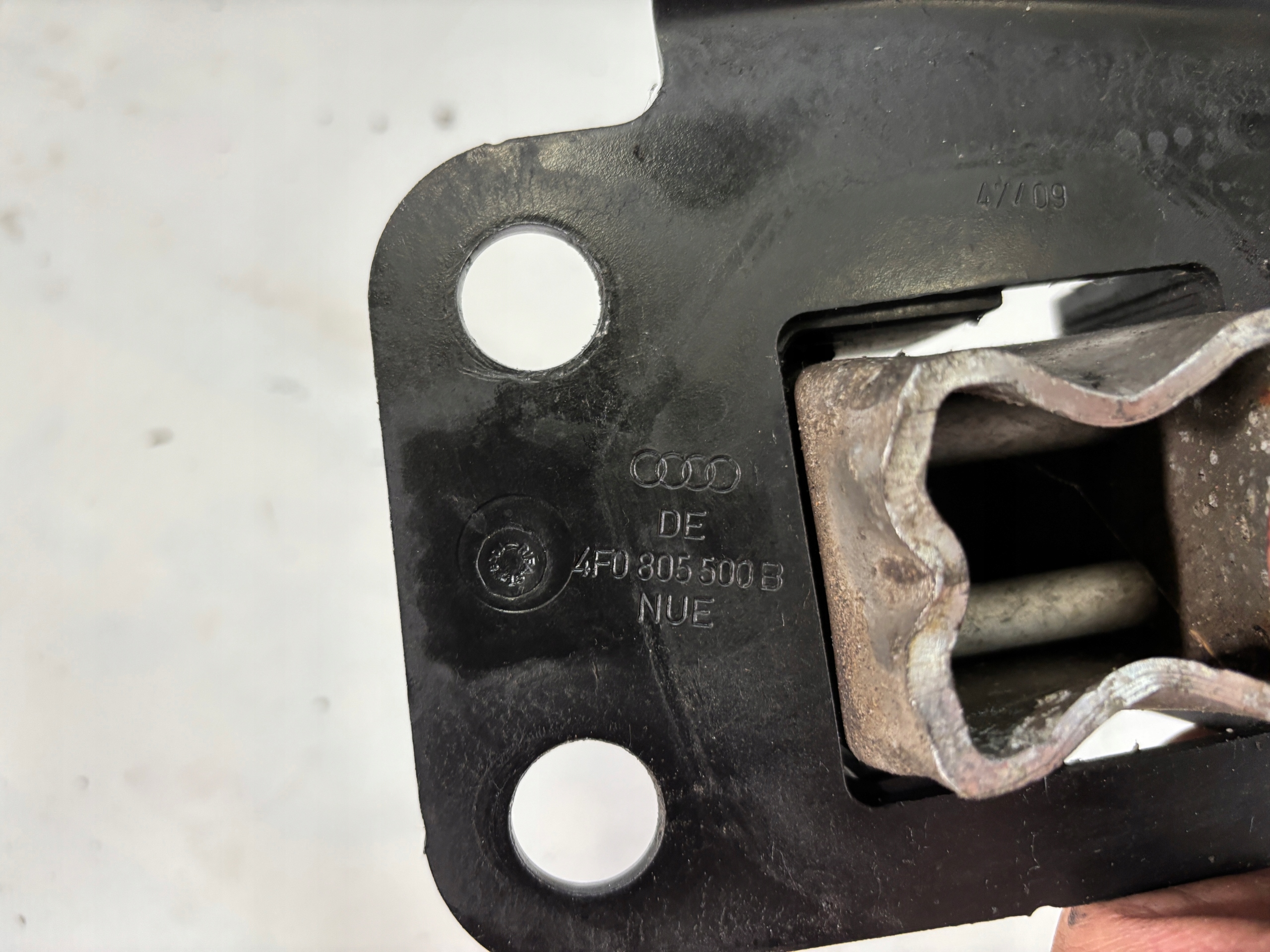 Strefy zgniotu front Audi A6 C6 lift 4F0807134 13S
