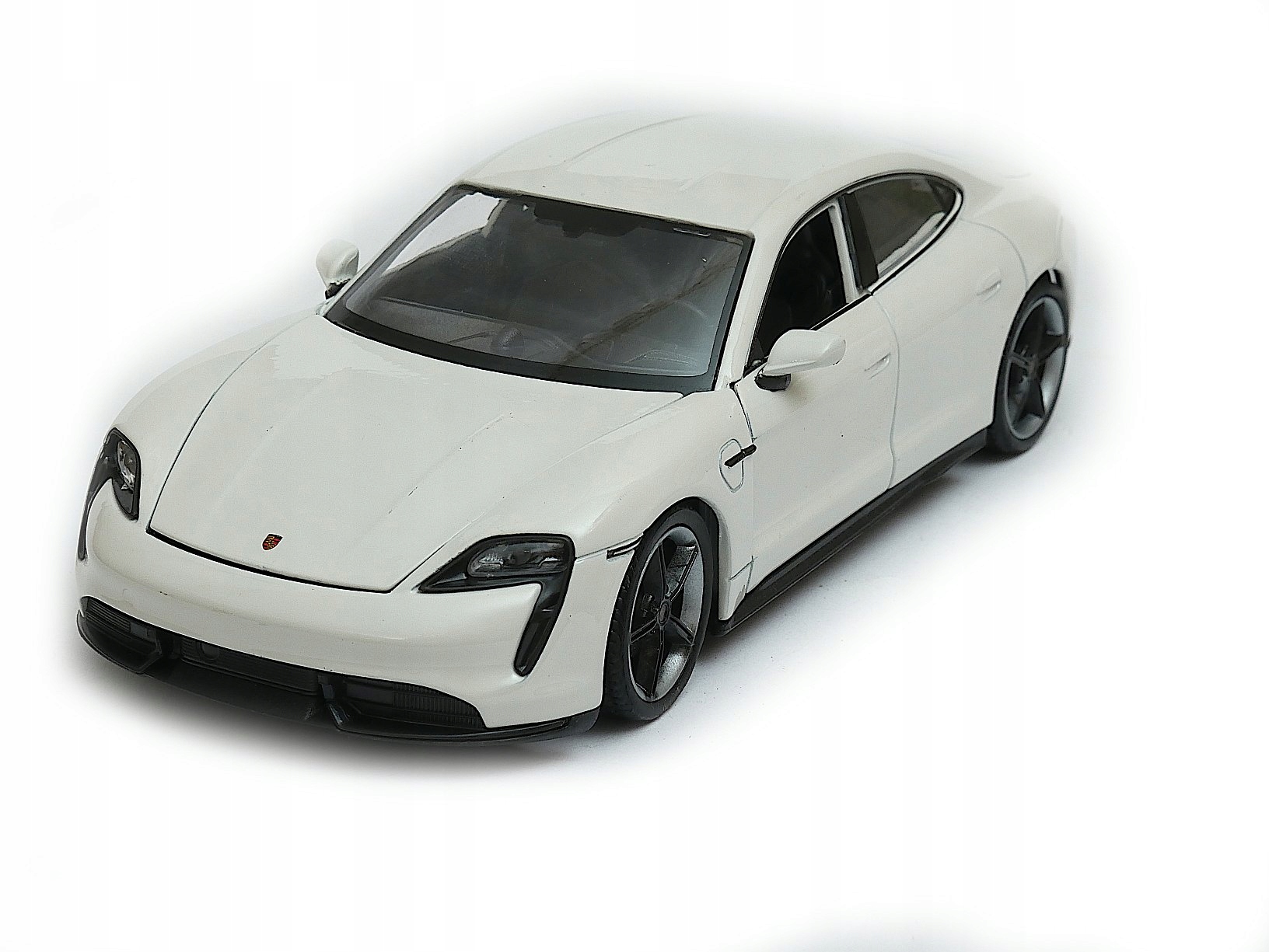 Porsche Taycan Turbo S 1:24 model Welly bílá