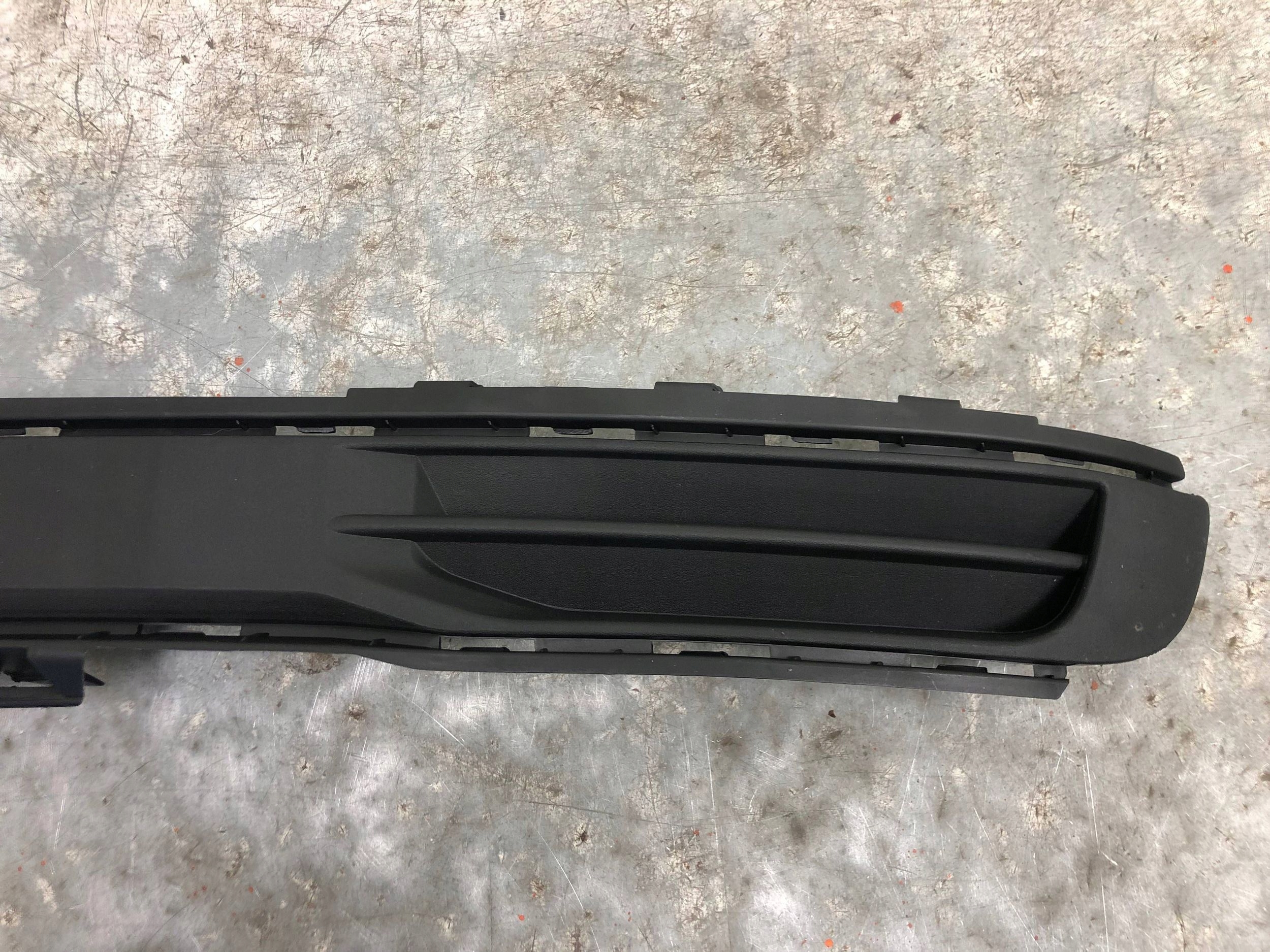 mřížka nárazníku levý předek VW T6 7E0807489C