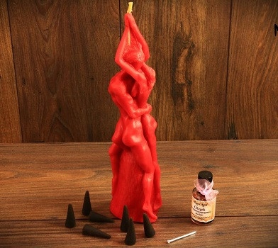 Rituál posilování partnerských vztahů s červenou svíčkou milenců