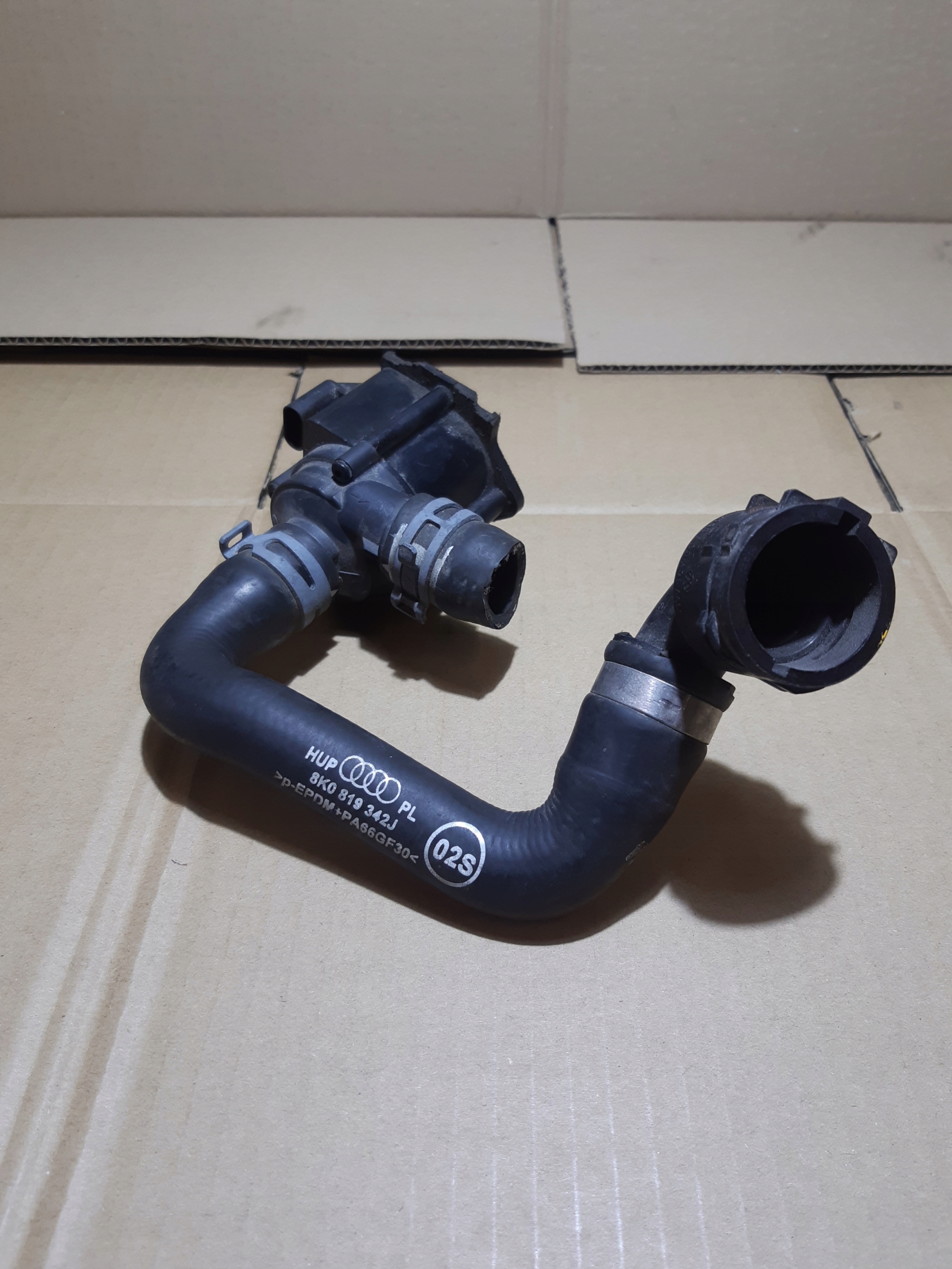AUDI A4 B8 A5 8T dodatková pumpa pumpa vody 06H121601M
