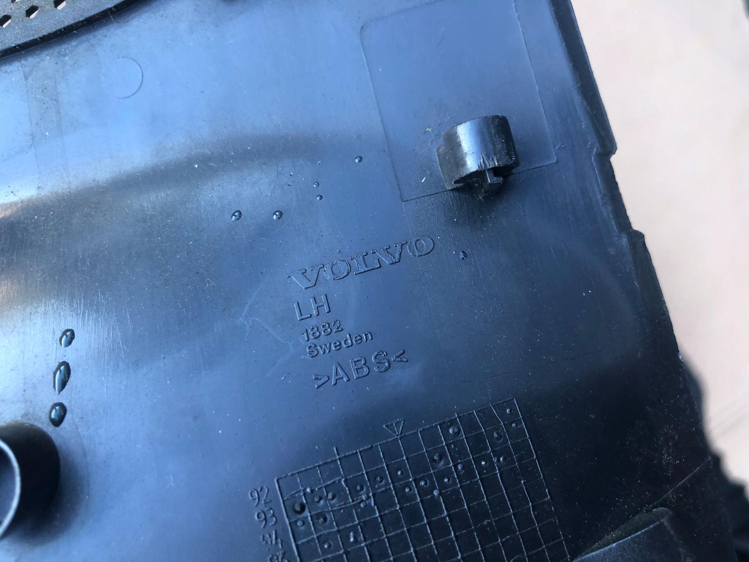 MASKOWNICA OSŁONA GŁOŚNIKA TYLNA LEWA VOLVO 850 Producent części Volvo OE