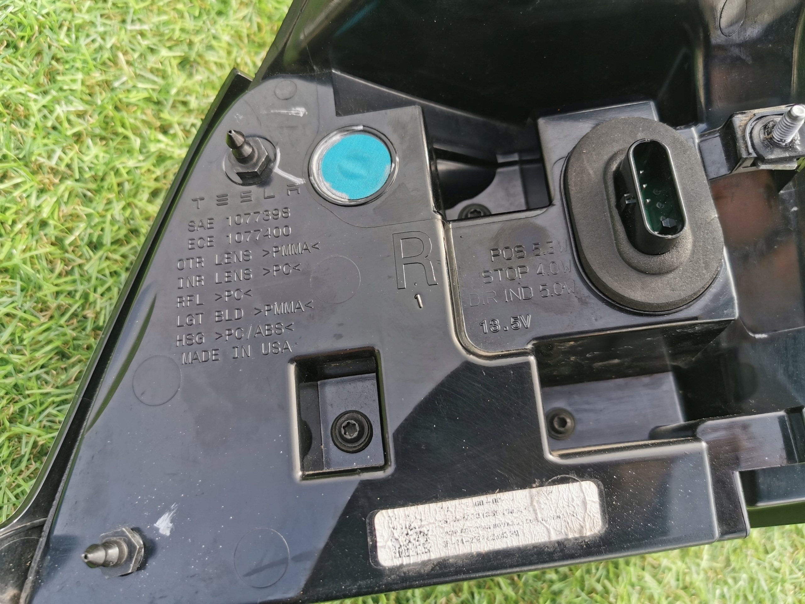 TESLA MODEL 3 LAMPA W BLOTNIK PRAWA TYL LED cała! Typ samochodu 4x4/SUV Samochody osobowe