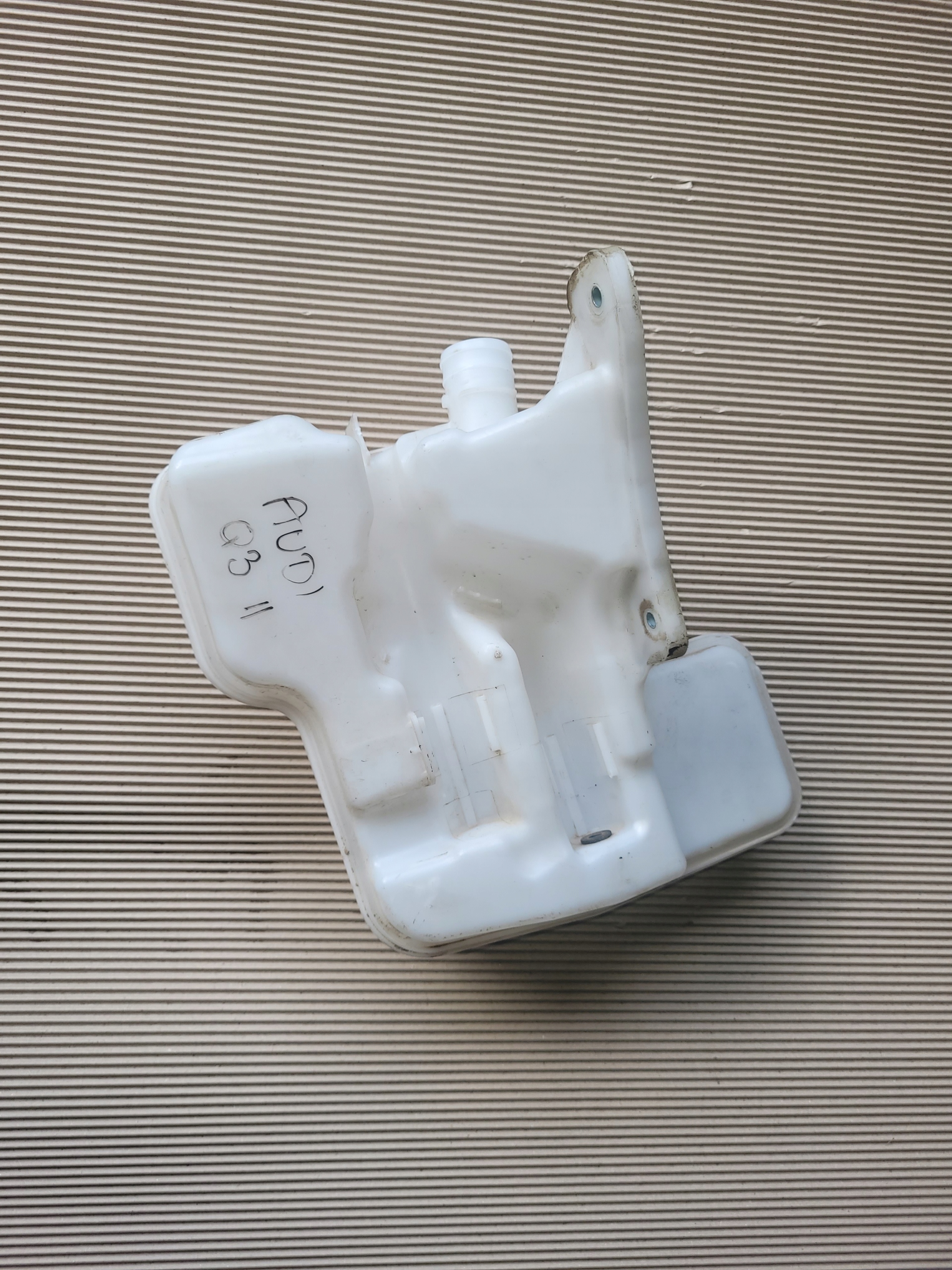 AUDI Q3 II3a 19- БАЧОК ОМЫВАТЕЛЯ