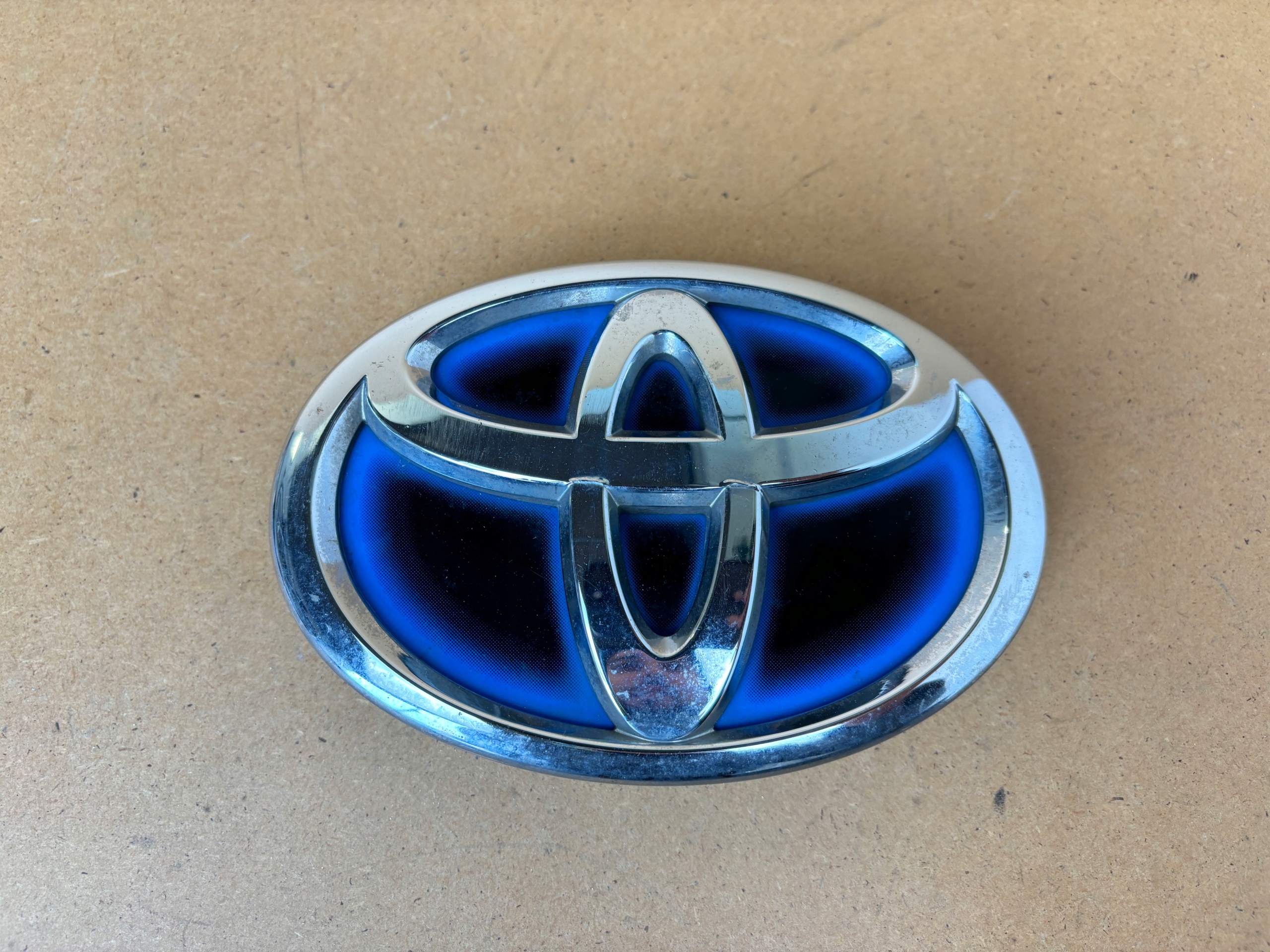 ZNACZEK EMBLEMAT PRZÓD TOYOTA PRIUS III 3
