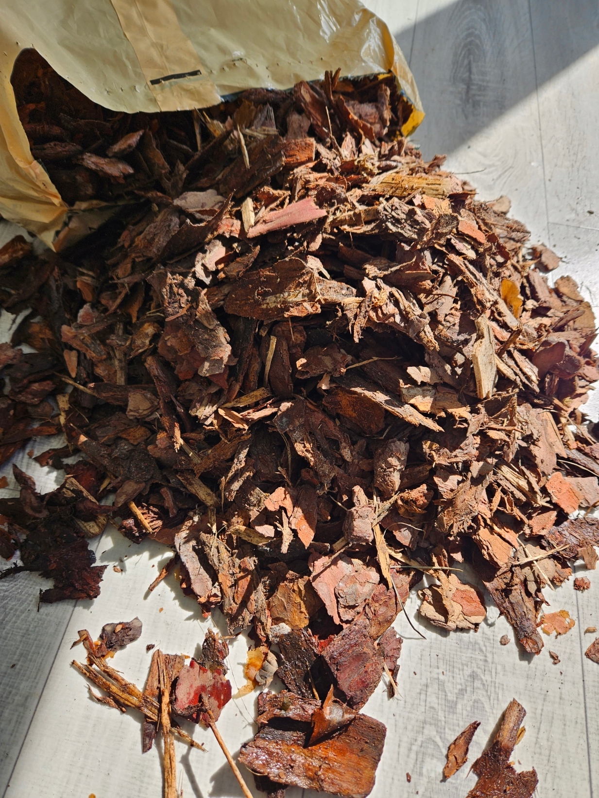 KORA OGRODOWA SOSNOWA ŚREDNIA SORTOWANA 80 L. Frakcja 20-40 mm