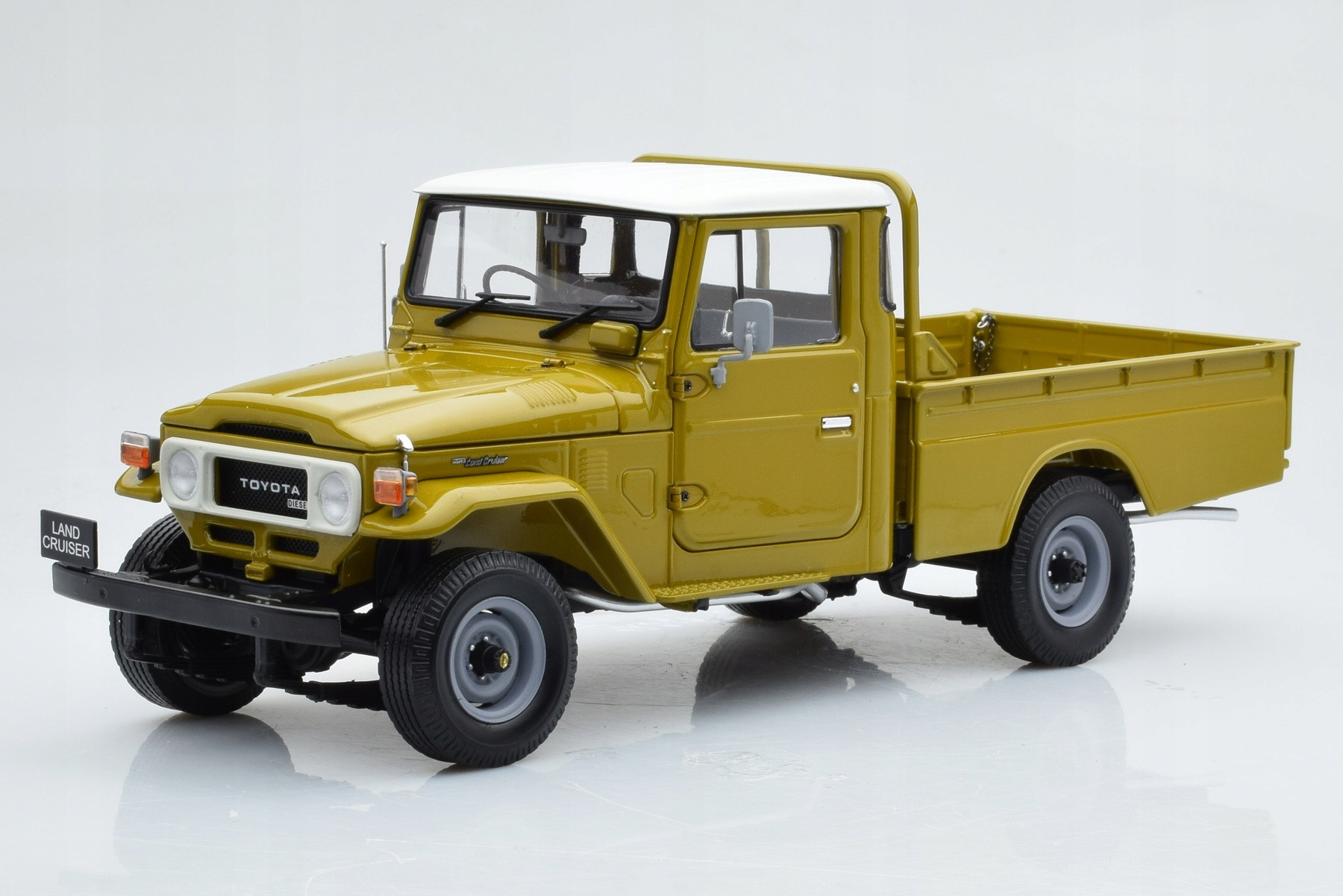 Toyota Land Cruiser 40 4x4 Pickup Olive Kyosho 1/18