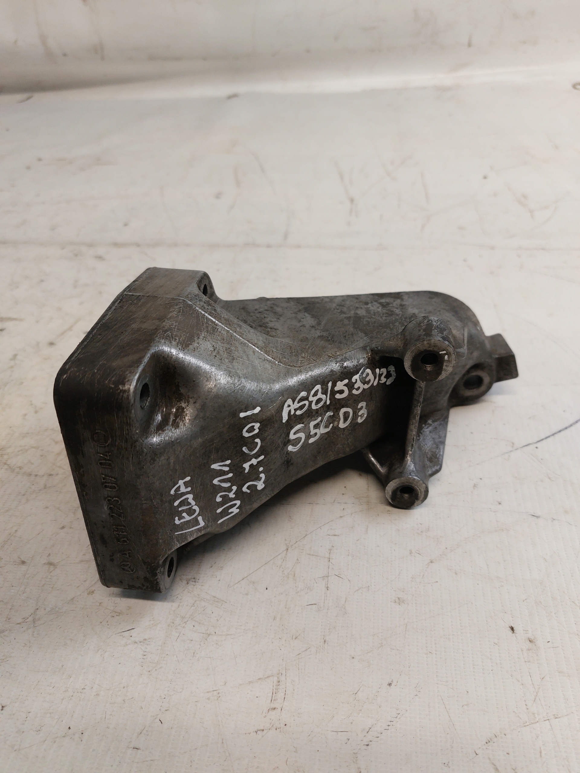engine mount left MERCEDES W211 2.7CDI