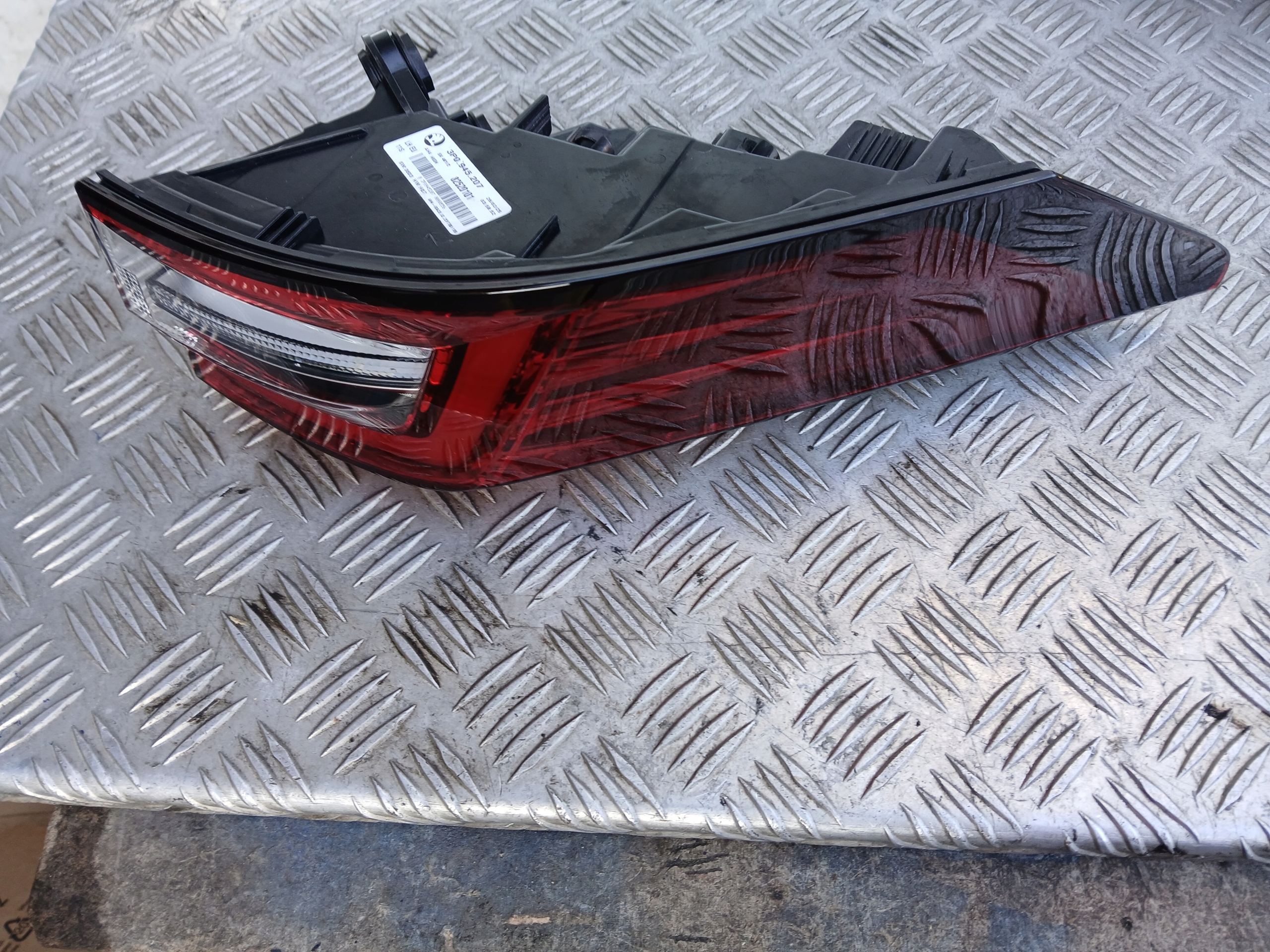 Skoda SuperB IV light left rear part rear 3p0945207