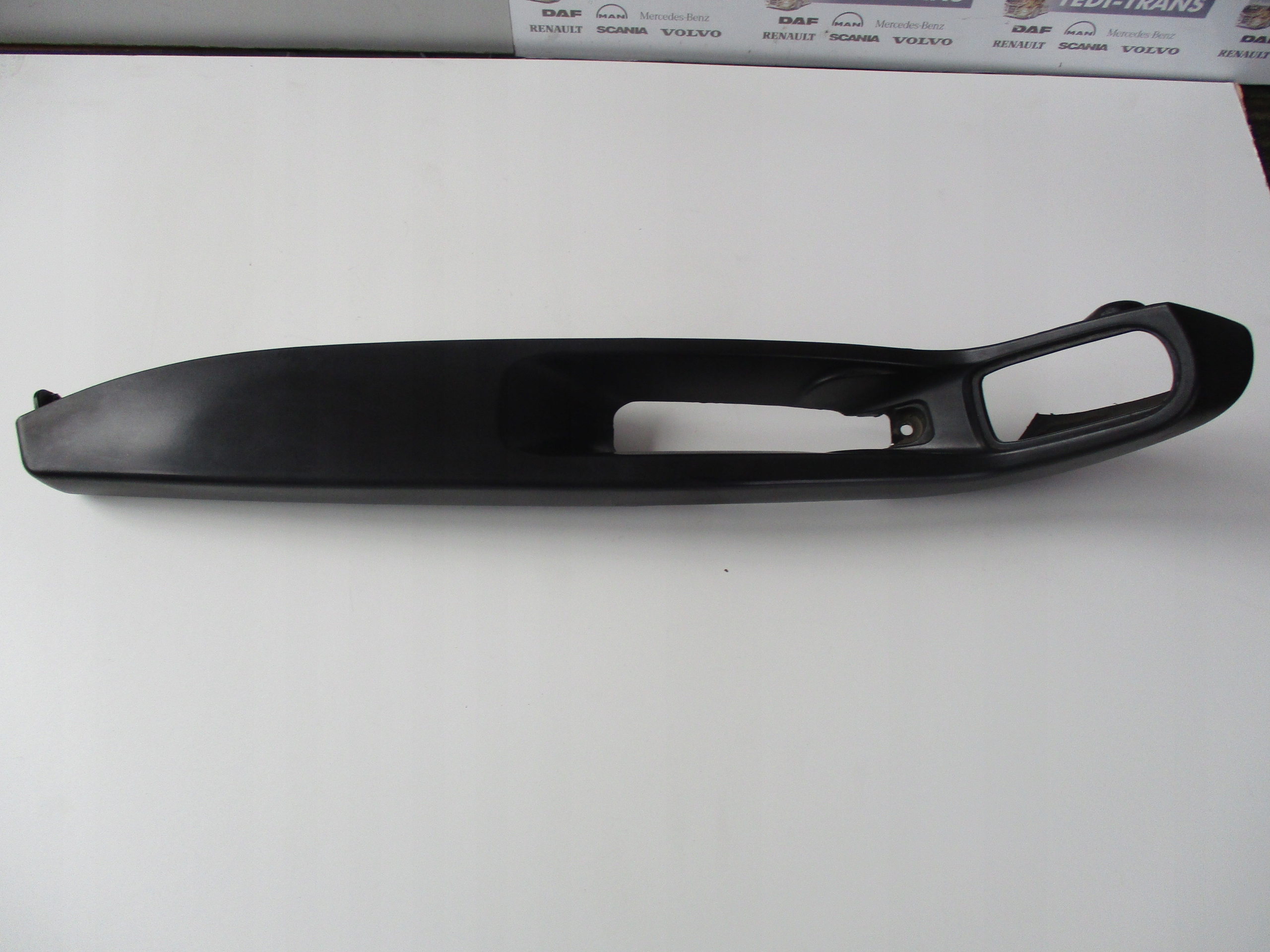 ПОДЛОКОТНИК ЛЕВОЙ ДВЕРИ DAF XF 105