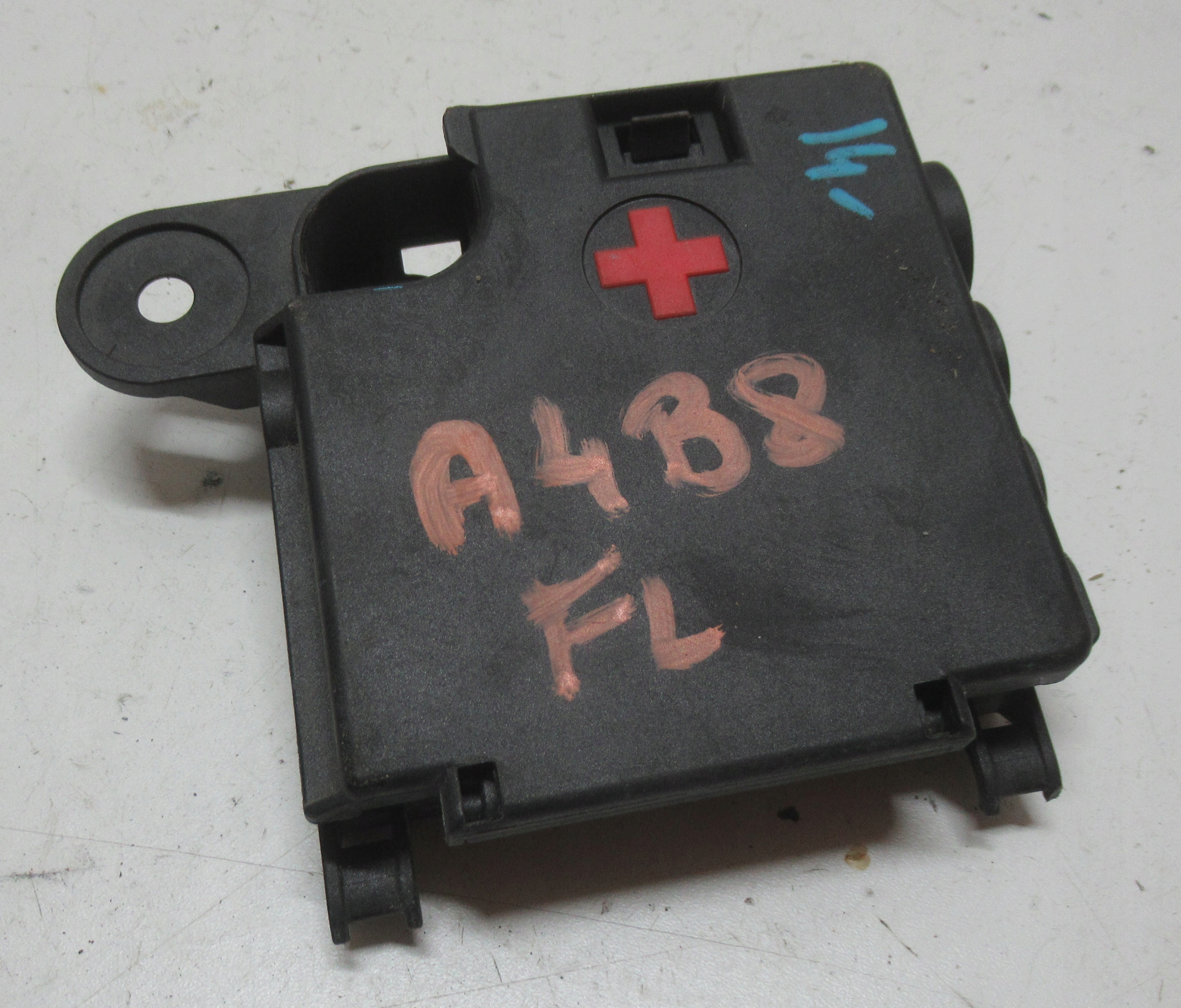 AUDI A4 B8 FL 2.0 TFSI 14R terminal plus 8K0937517B