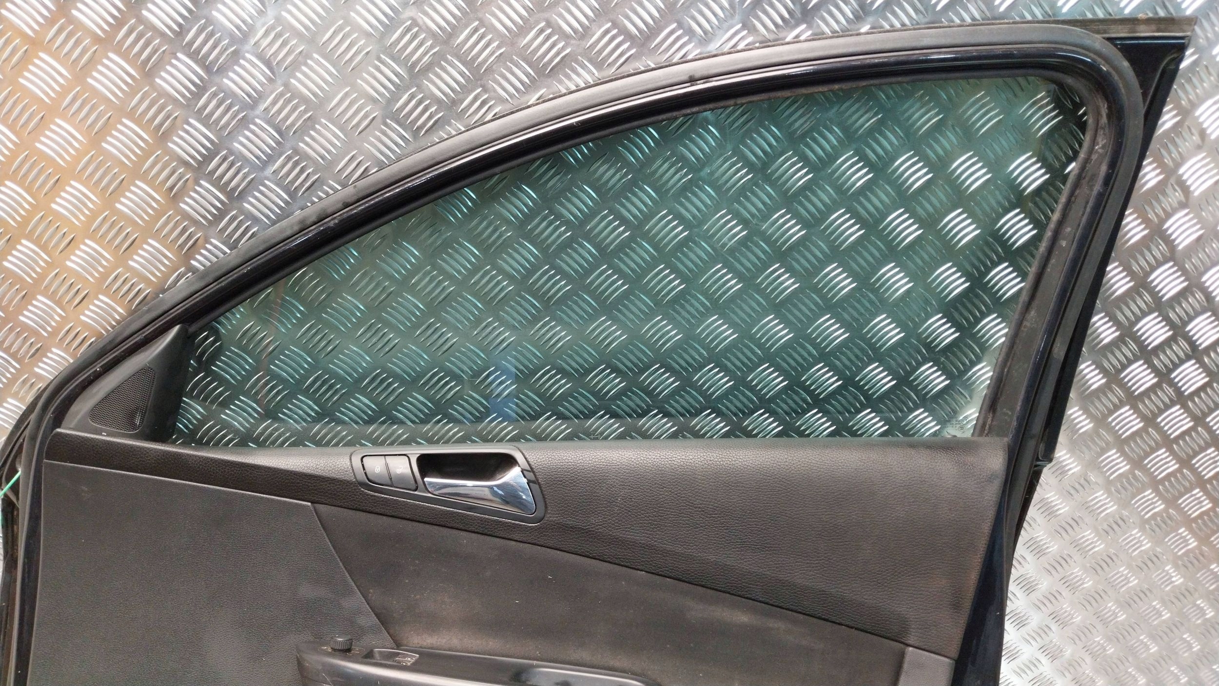 dveře předek pravé VW PASSAT B6 3C0 05