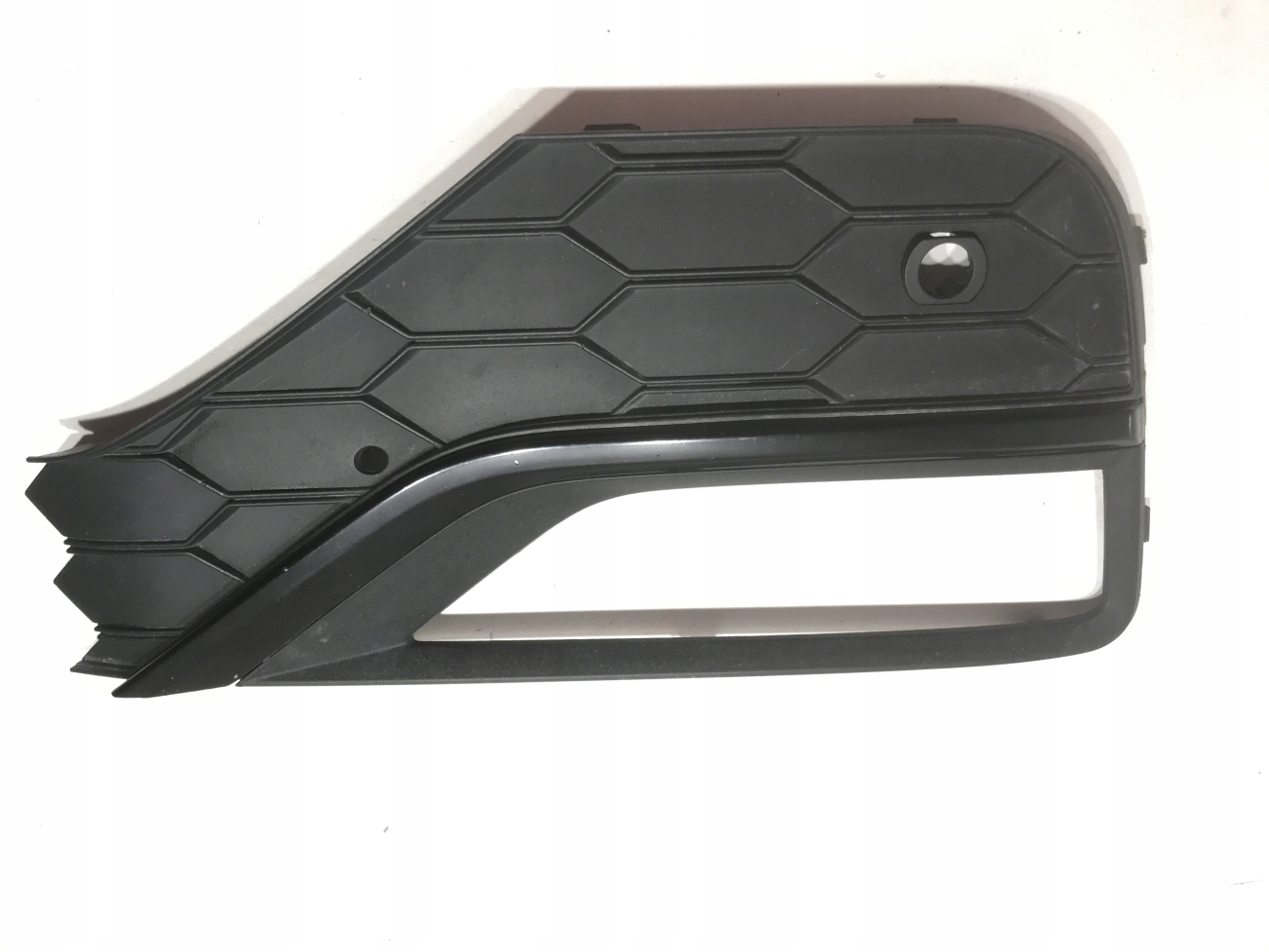 2H6807490F - РЕШЕТКА РАДИАТОРА ПРАВОГО БАМПЕРА VW AMAROK 2H LIFT 16-