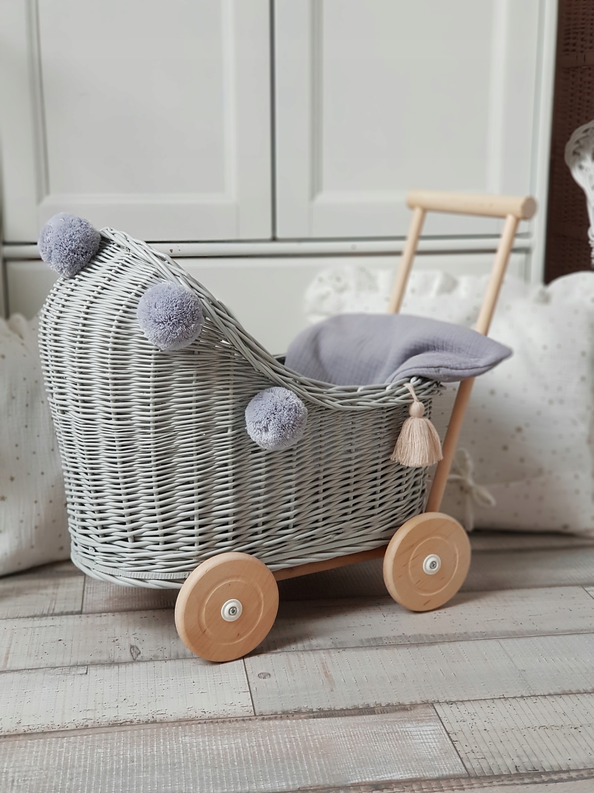 WÓZEK WIKLINOWY DLA LALEK JASNY SZARY POŚCIEL Wiek dziecka 12 m +